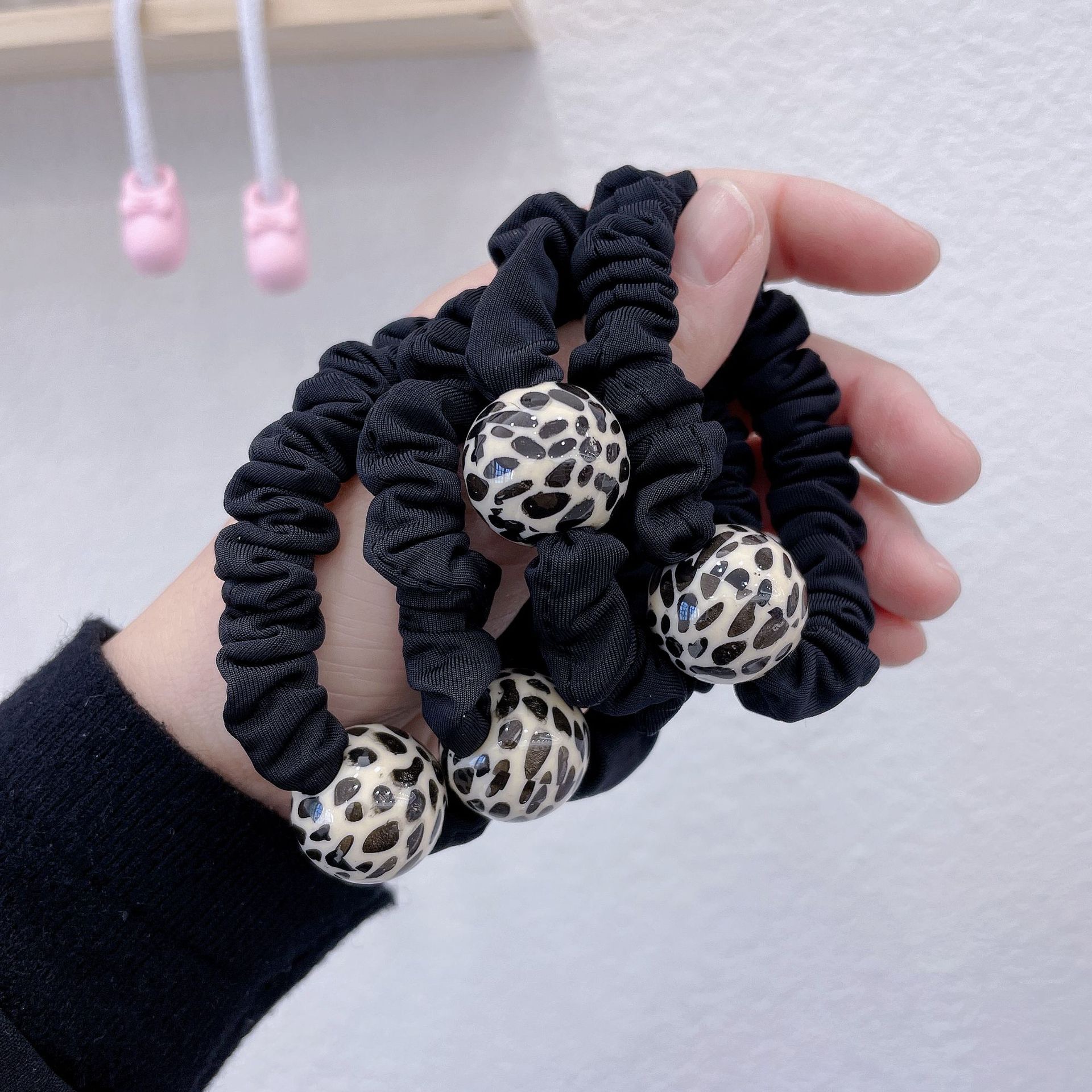 The Korean version of the leopard print small intestine ring is a multi-purpose bracelet with a simple style that can firmly pull off the girlish style of headbands Application Scenario