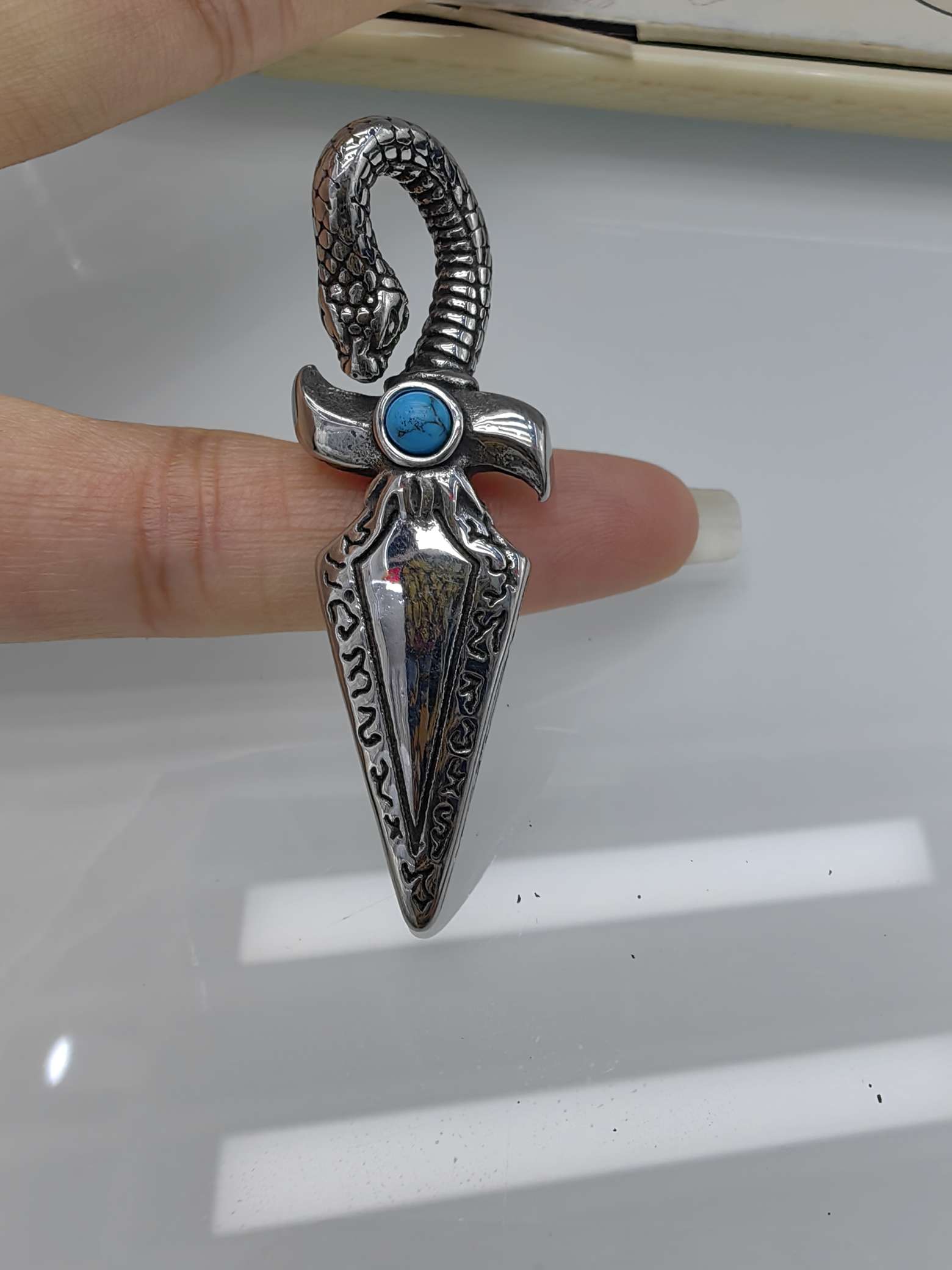 不锈钢蛇形盾牌双面松石潮流男士吊坠