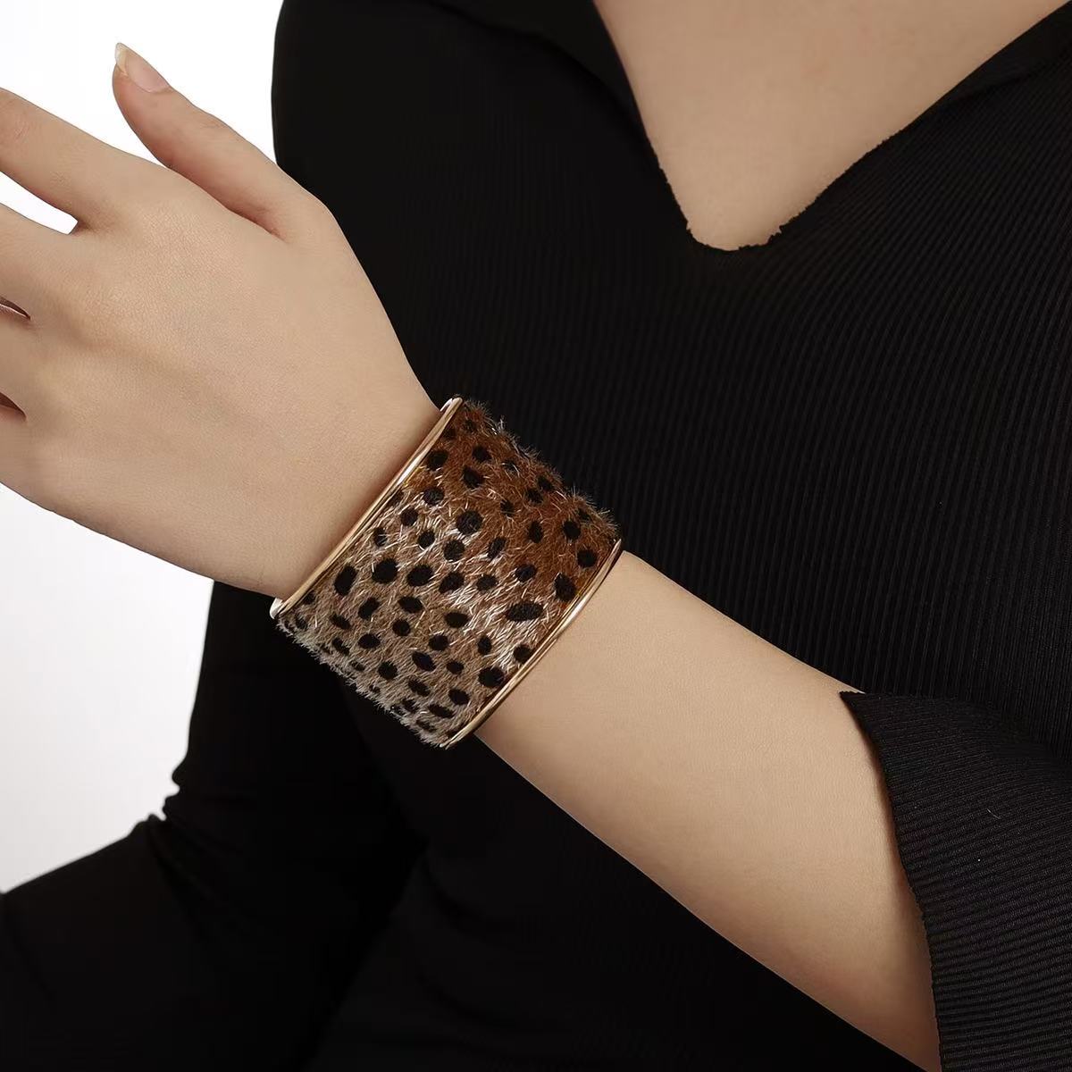 Fashionable and individual wild leopard print open bracelet, ins European and American cross-border design sense jewelry Specification image