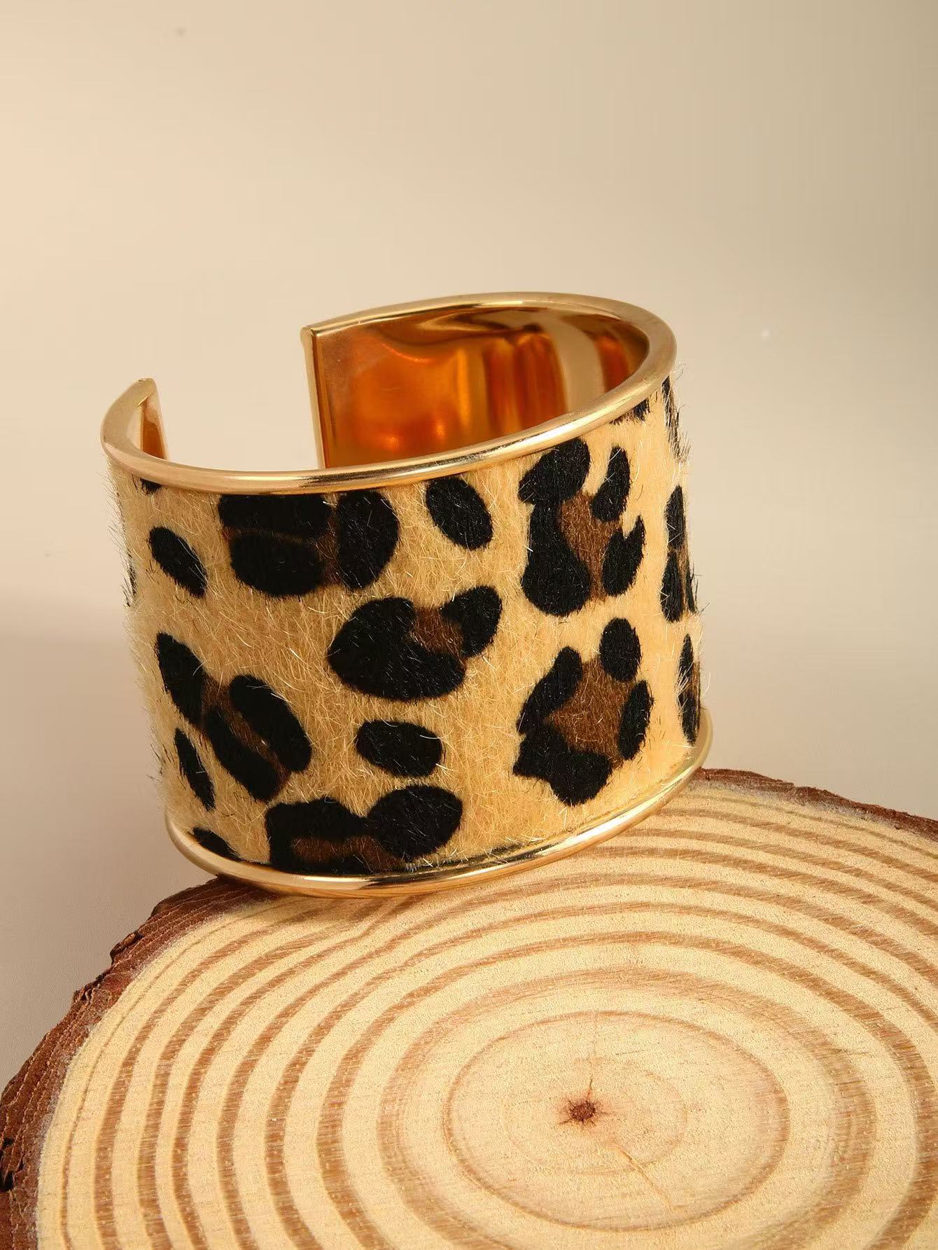 Fashionable and individual wild leopard print open metal bracelet, ins European and American cross-border design sense jewelry Specification image