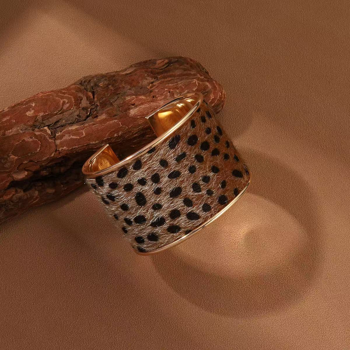 Fashionable and individual wild leopard print open bracelet, ins European and American cross-border design sense jewelry Application Scenario