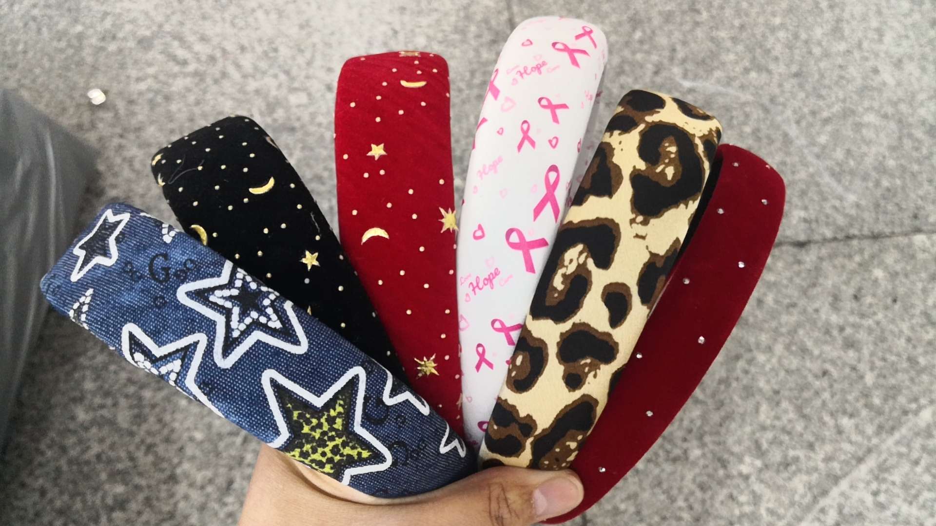 3 cm sponge head buckle. Plastic base plate. Knitted fabric, denim fabric, velvet fabric