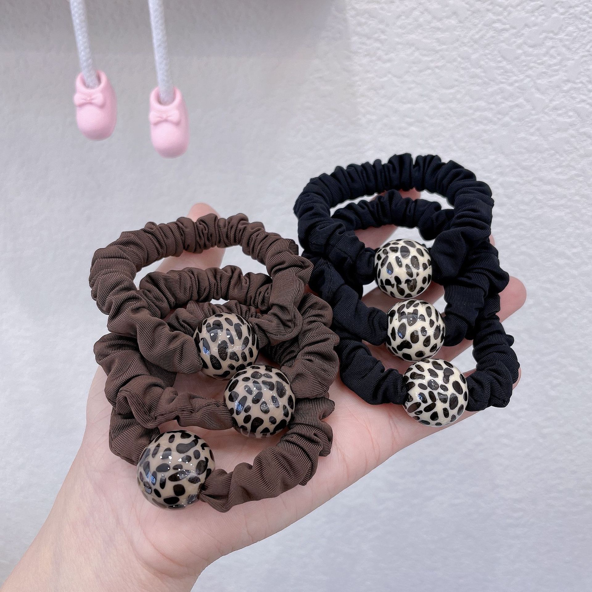 The Korean version of the leopard print small intestine ring is a multi-purpose bracelet with a simple style that can firmly pull off the girlish style of headbands details Picture