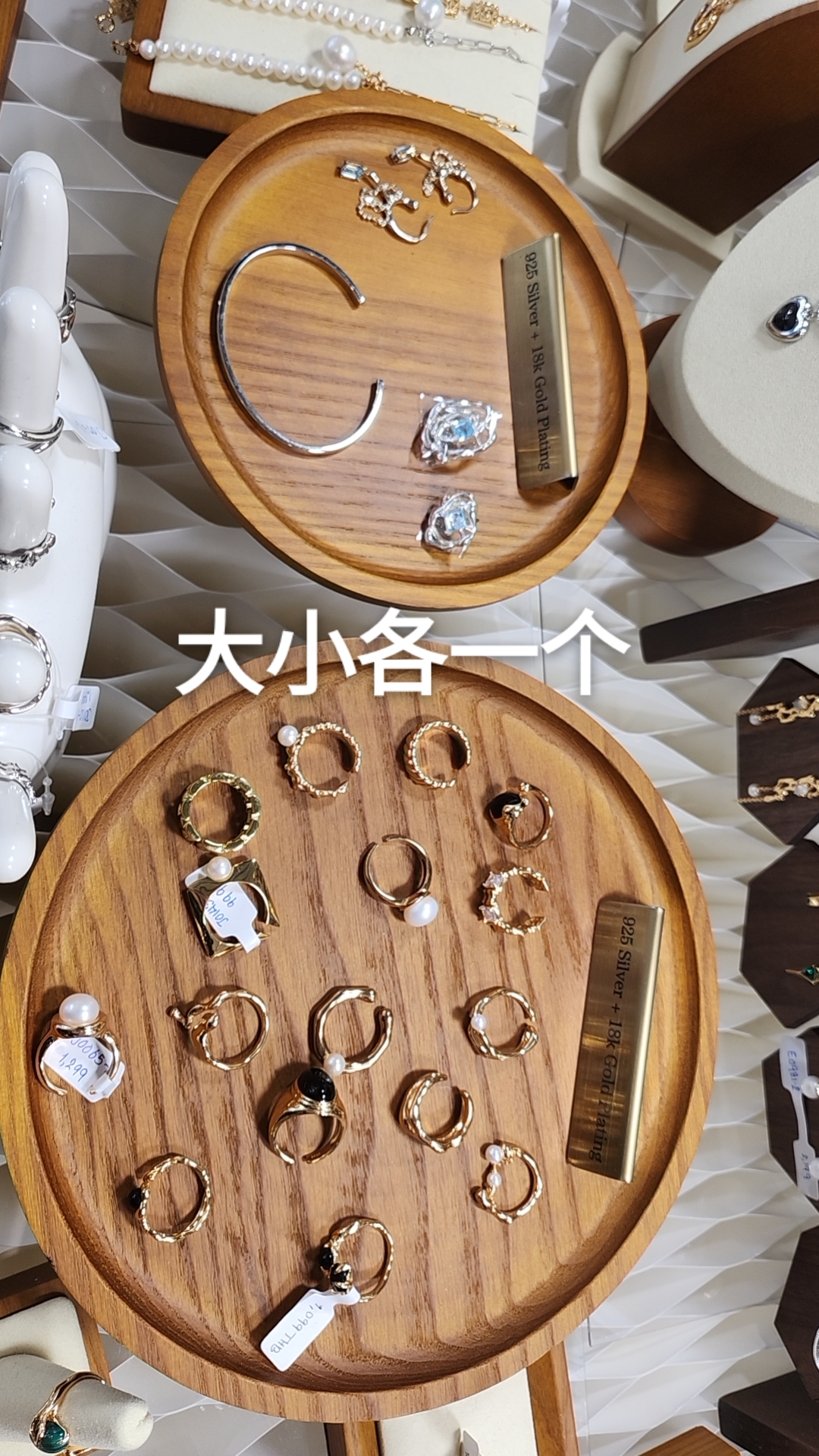 Yiwu Zhihua Packaging Factory's direct sales of jewelry boxes: Hot-selling items - colorful ring boxes, white sponge, in-stock ring boxes, Christmas gift boxes, feather picture 2 cases, jewelry box 1 details Picture