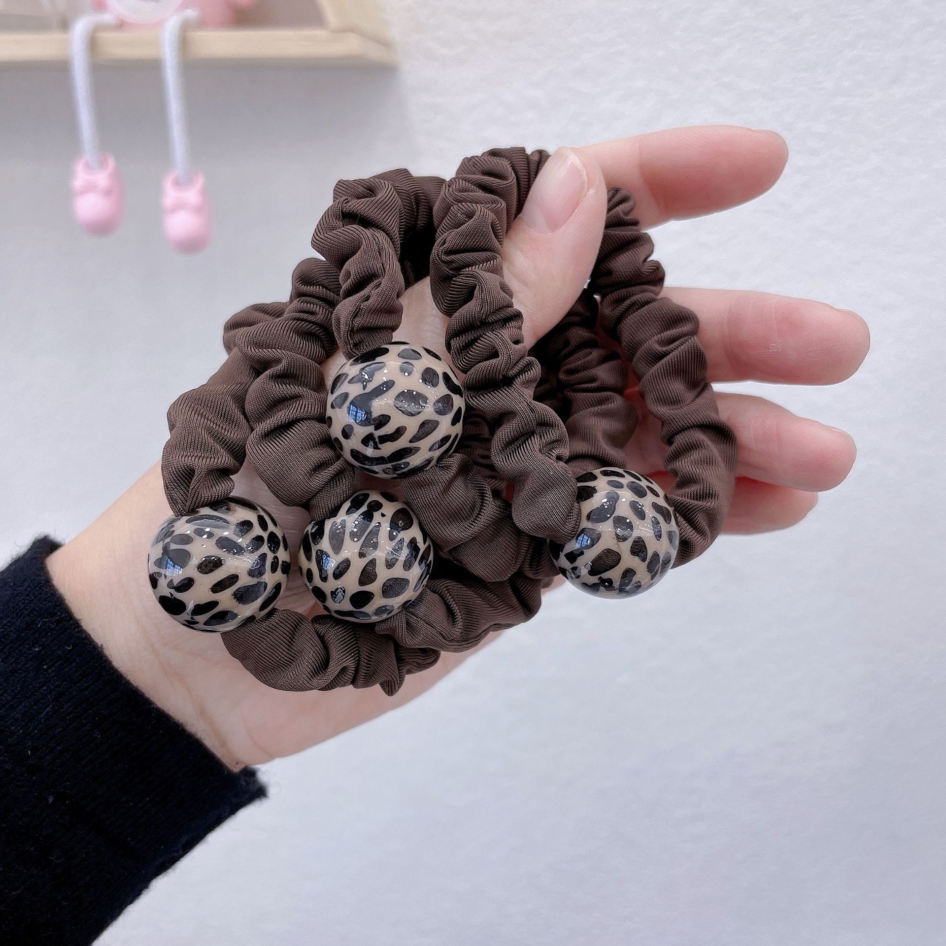 The Korean version of the leopard print small intestine ring is a multi-purpose bracelet with a simple style that can firmly pull off the girlish style of headbands Specification image