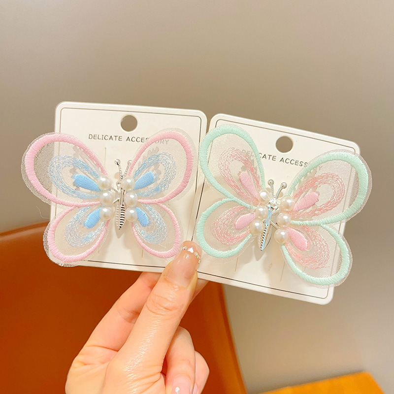 Children's butterfly dynamic press clip, spring clip, new girls' cute bangs clip, baby sweet hair clip, hair accessory, girls' headwear, hair clip, creative accessories, headwear, hair clip Application Scenario