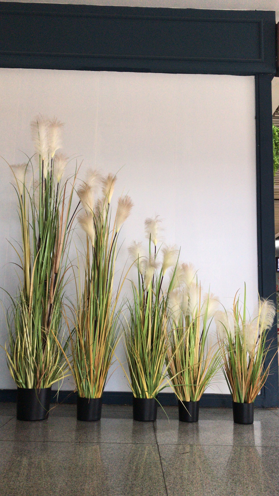 Wholesale of factory landscape ornaments, potted plants, onion grass flower art plants, hotel and home furnishings, reed grass POTS for hotel decoration Application Scenario