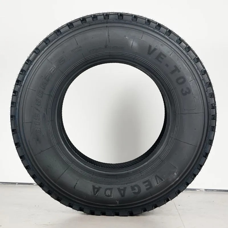中国优质热销重型子午线轮胎 315/80r22.5 无内胎卡车轮胎白底实物图