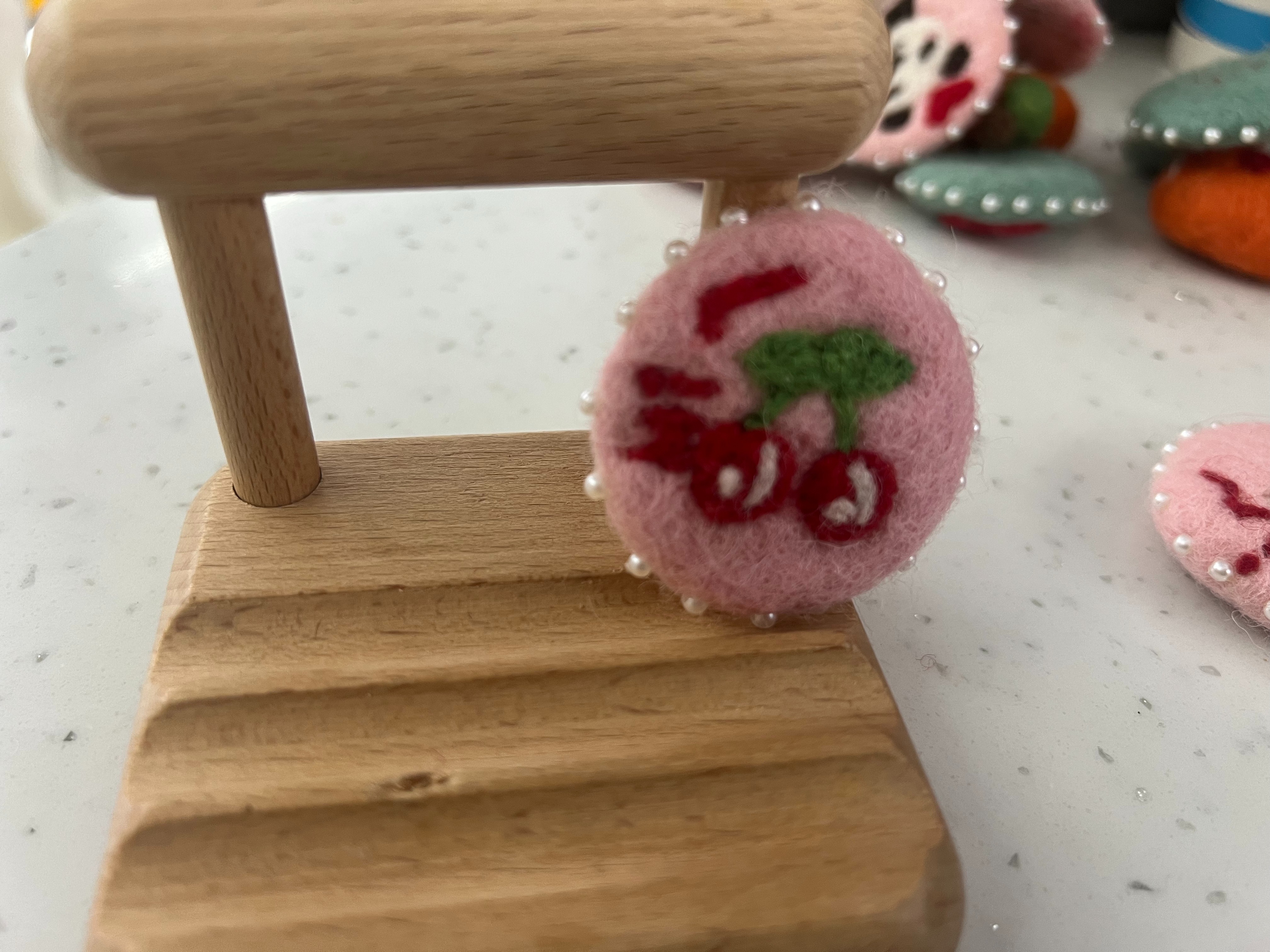 纯羊毛纯手工羊毛实心珍珠边小可爱樱桃圆饼