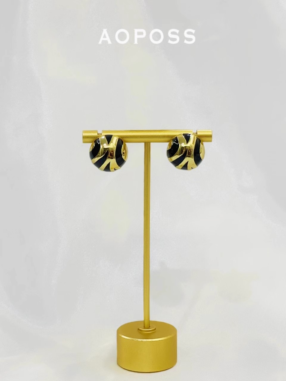 The new autumn and winter collection [Linglong Zebra] earpins feature original design, fashionable and niche black and gold earrings, earrings and stud earrings Specification image