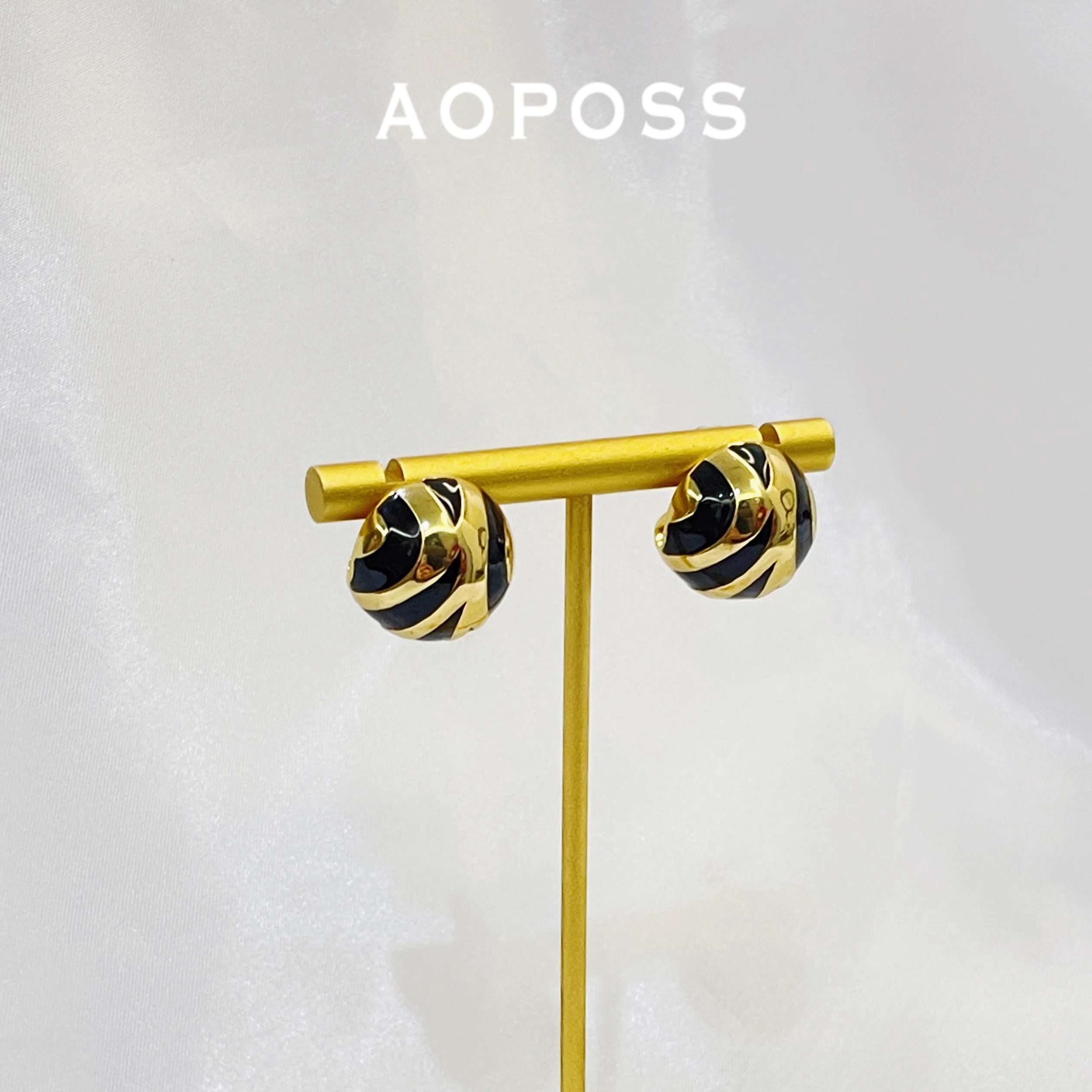 The new autumn and winter collection [Linglong Zebra] earpins feature original design, fashionable and niche black and gold earrings, earrings and stud earrings Application Scenario