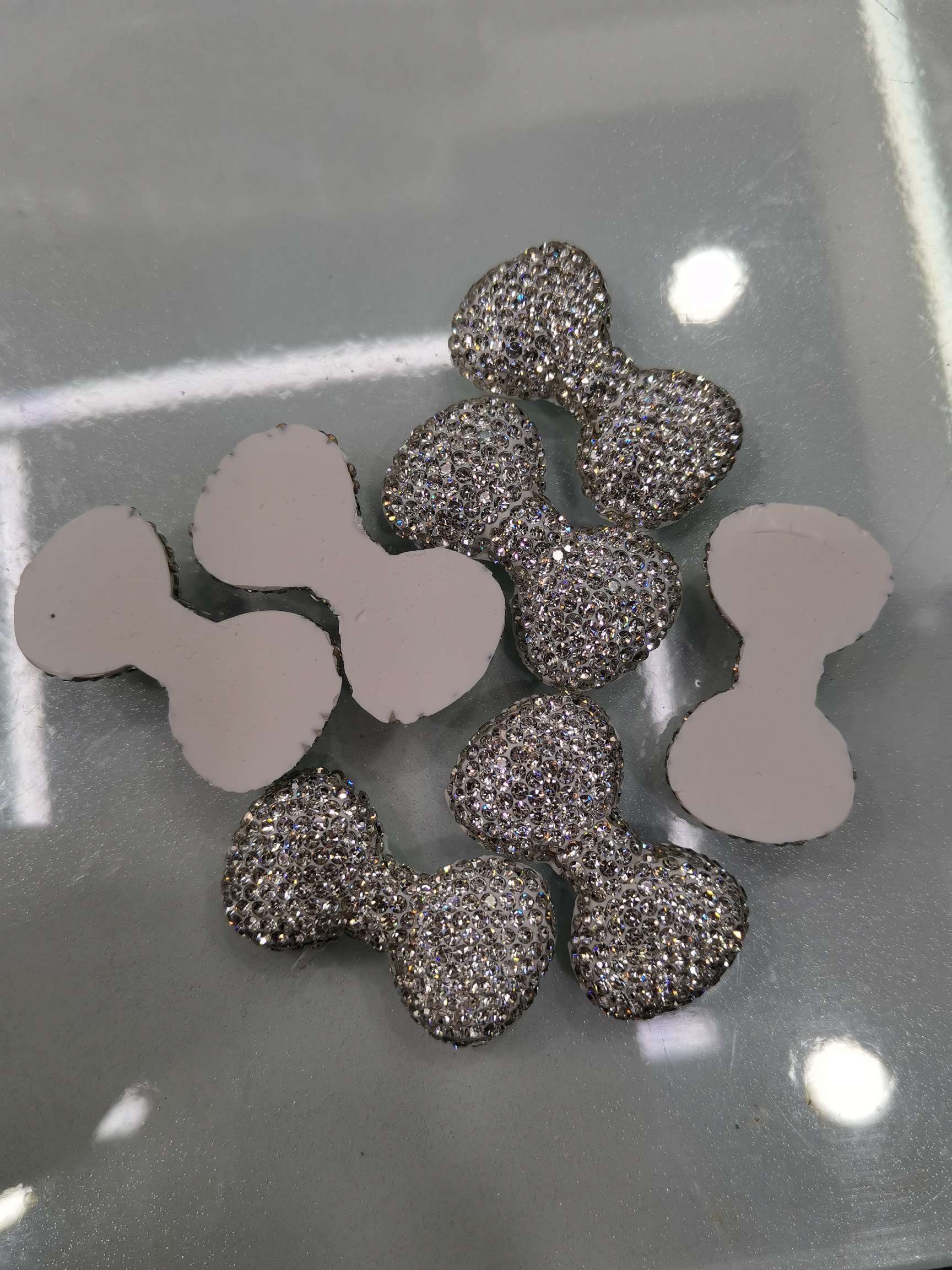 Ceramic clay half-bow tie element accessory Application Scenario