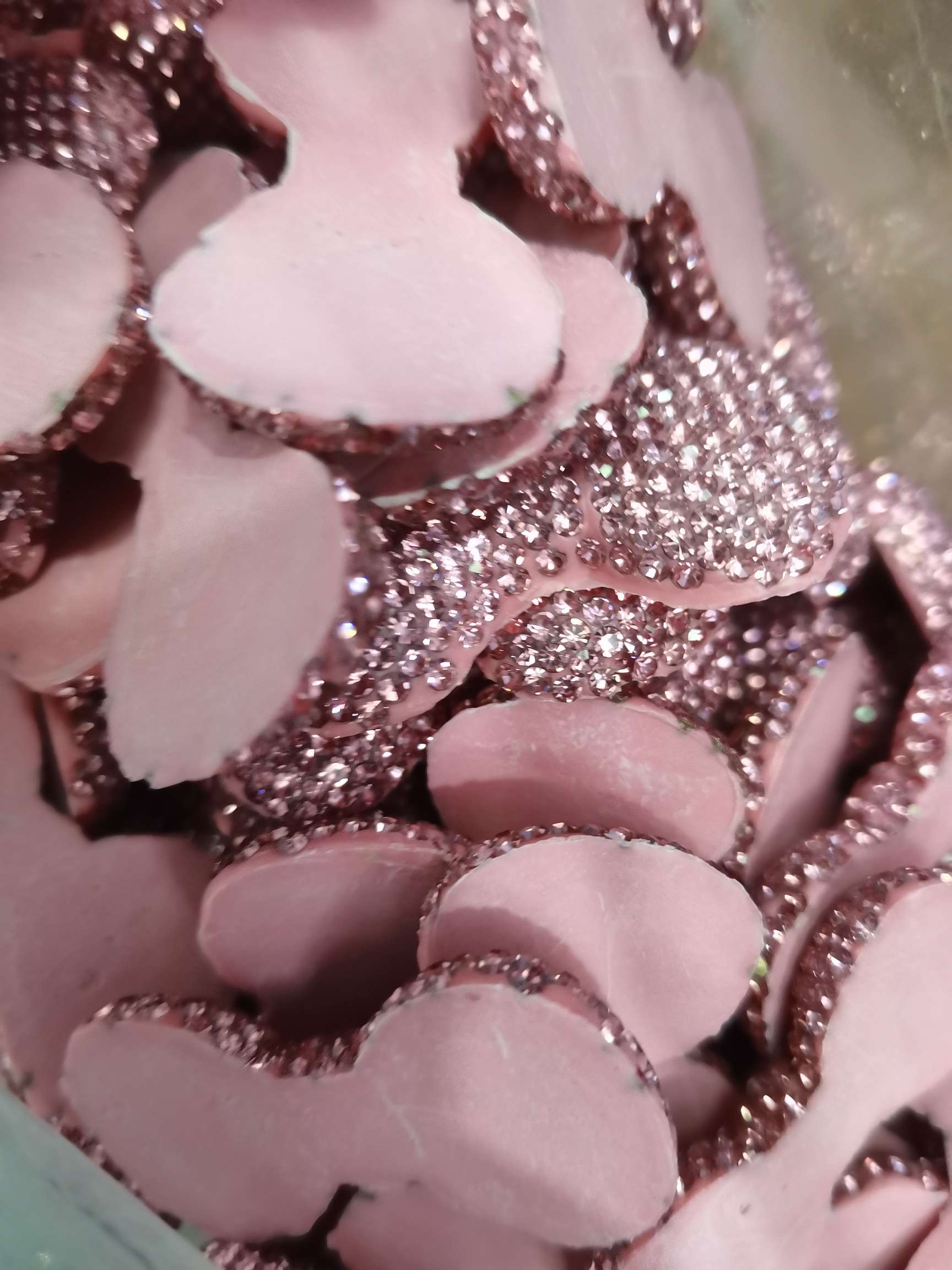 Pink clay half-bow tie element accessory details Picture