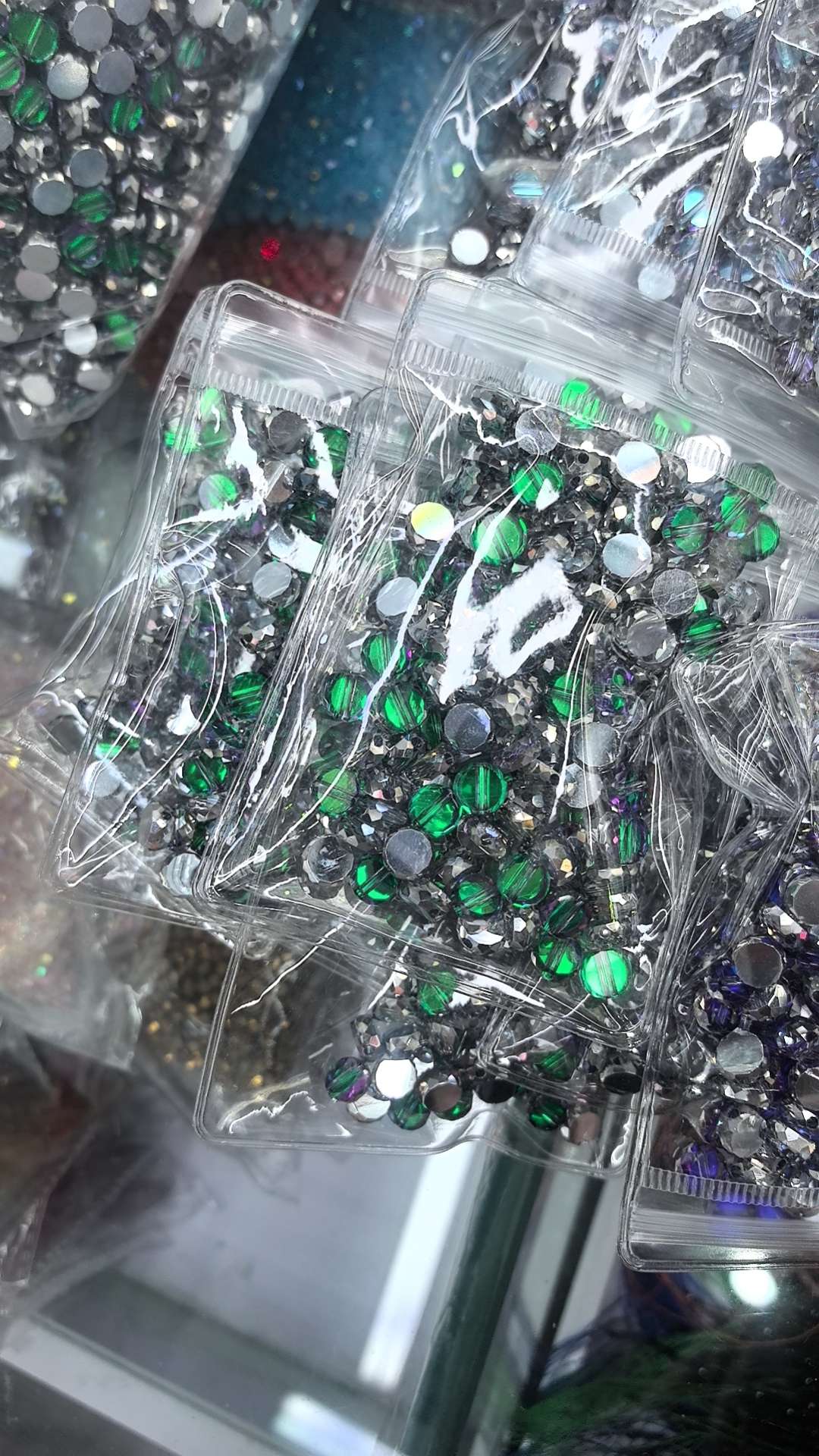 Semi-finished jewelry accessories, headwear, hair accessory accessories, open loops, hair accessories, hair clips, accessory beads, handcrafted DIY jewelry material bags, earrings, necklaces, clothes. Headscarf. Shoes. All accessories are fine Application Scenario