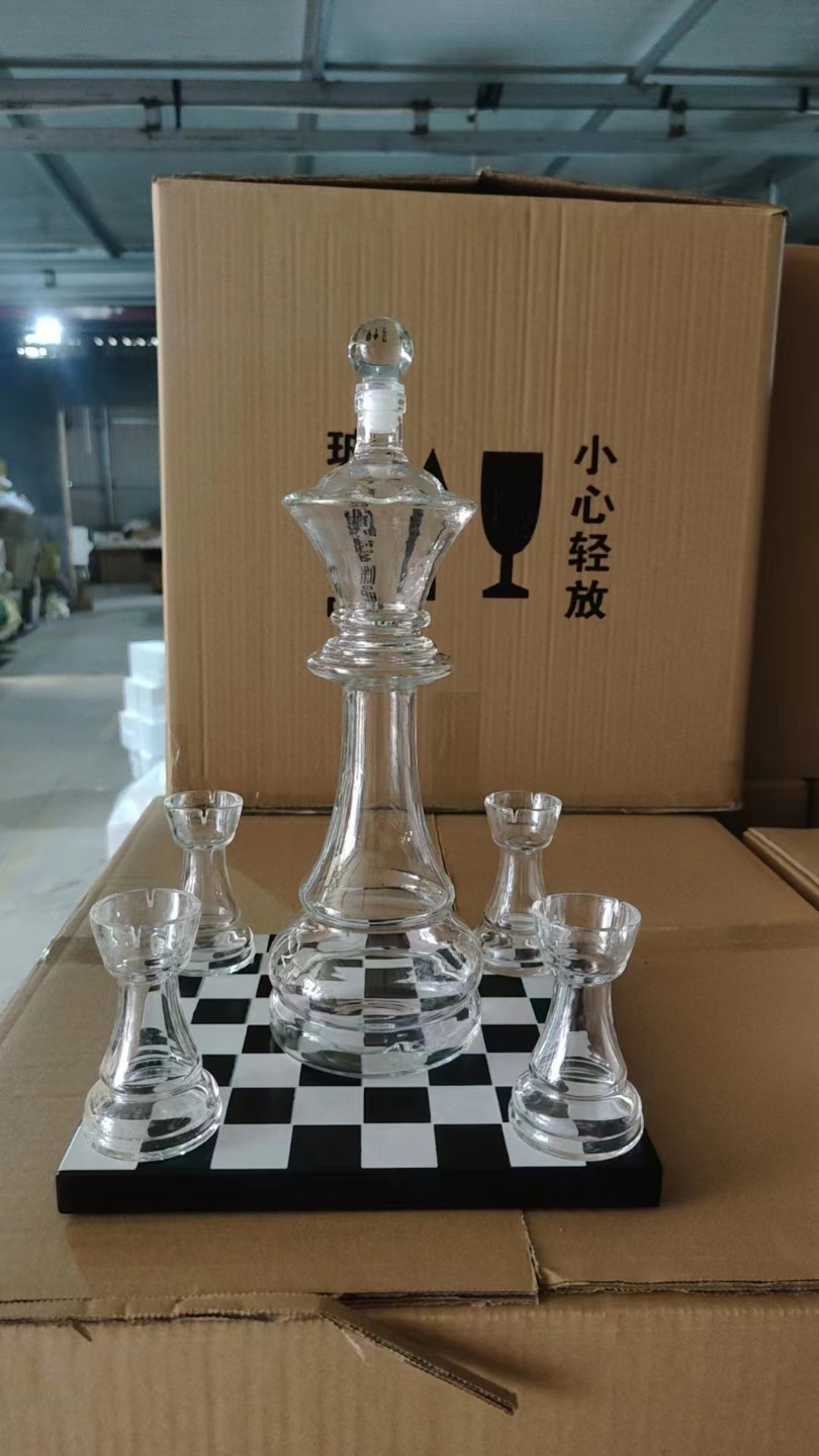 玻璃酒瓶，酒杯，酒架，威士忌玻璃玻璃