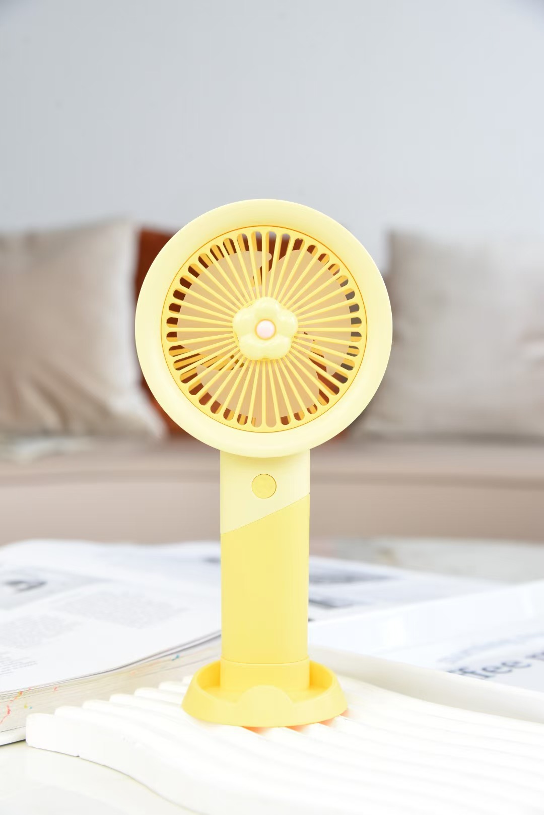 Younuo's new handheld desktop USB charging fan Application Scenario