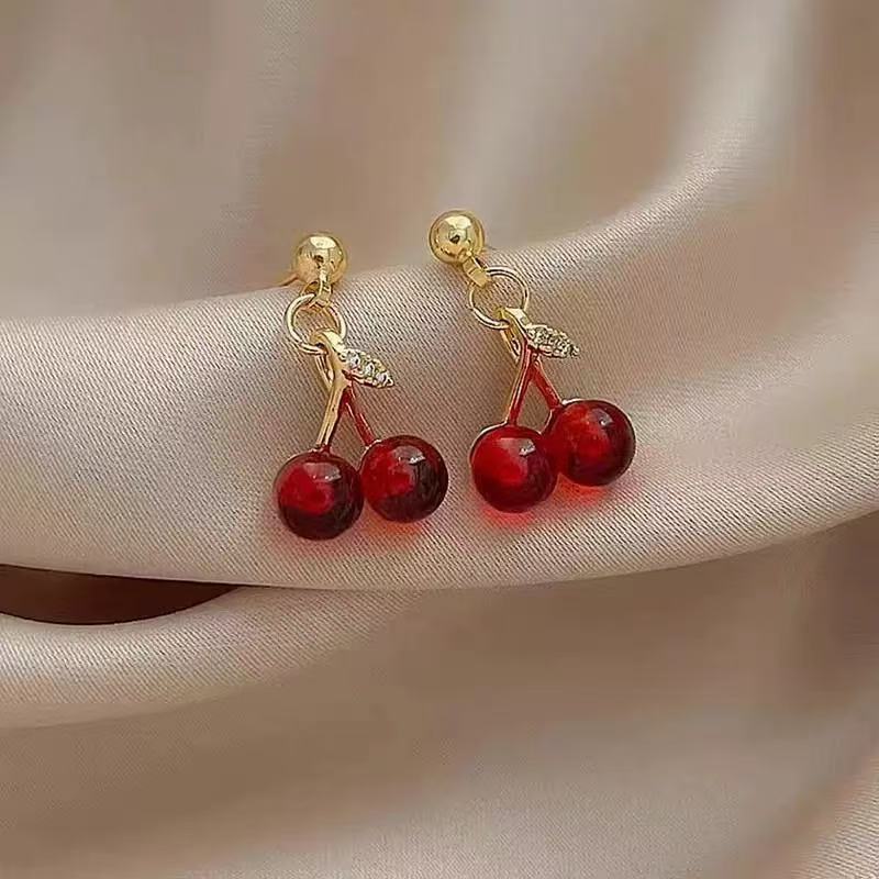 The non-porous red beads of 6 are used for the cherry necklace for women. The 925 silver light luxury niche collarbone chain 2024 new style is simple and elegant with a sense of high-end neckchain beads detail image 2
