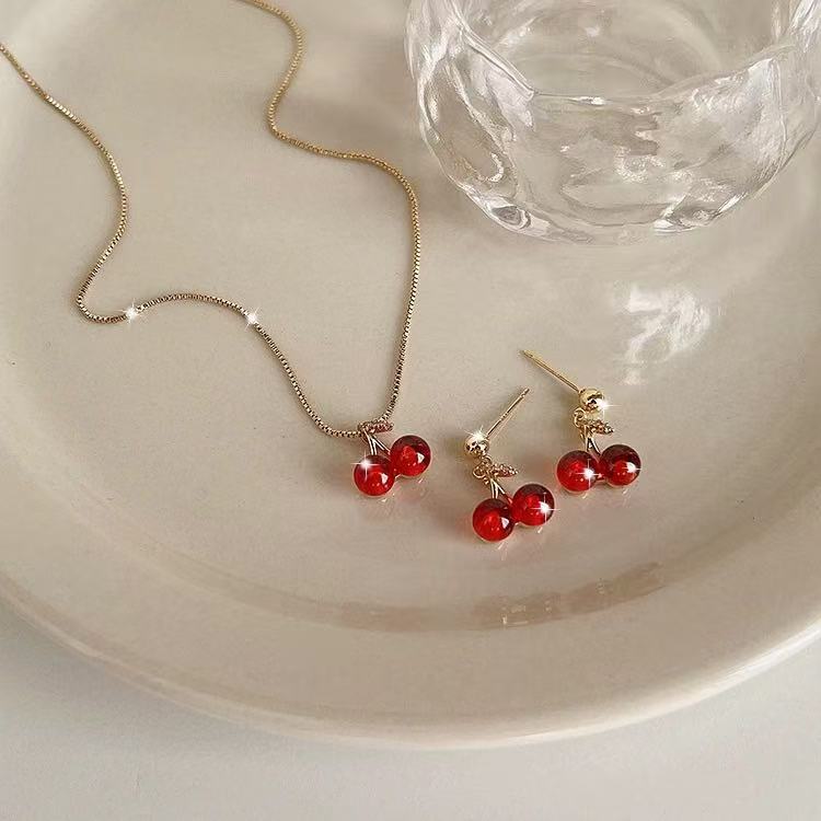 The non-porous red beads of 6 are used for the cherry necklace for women. The 925 silver light luxury niche collarbone chain 2024 new style is simple and elegant with a sense of high-end neckchain beads detail image 4