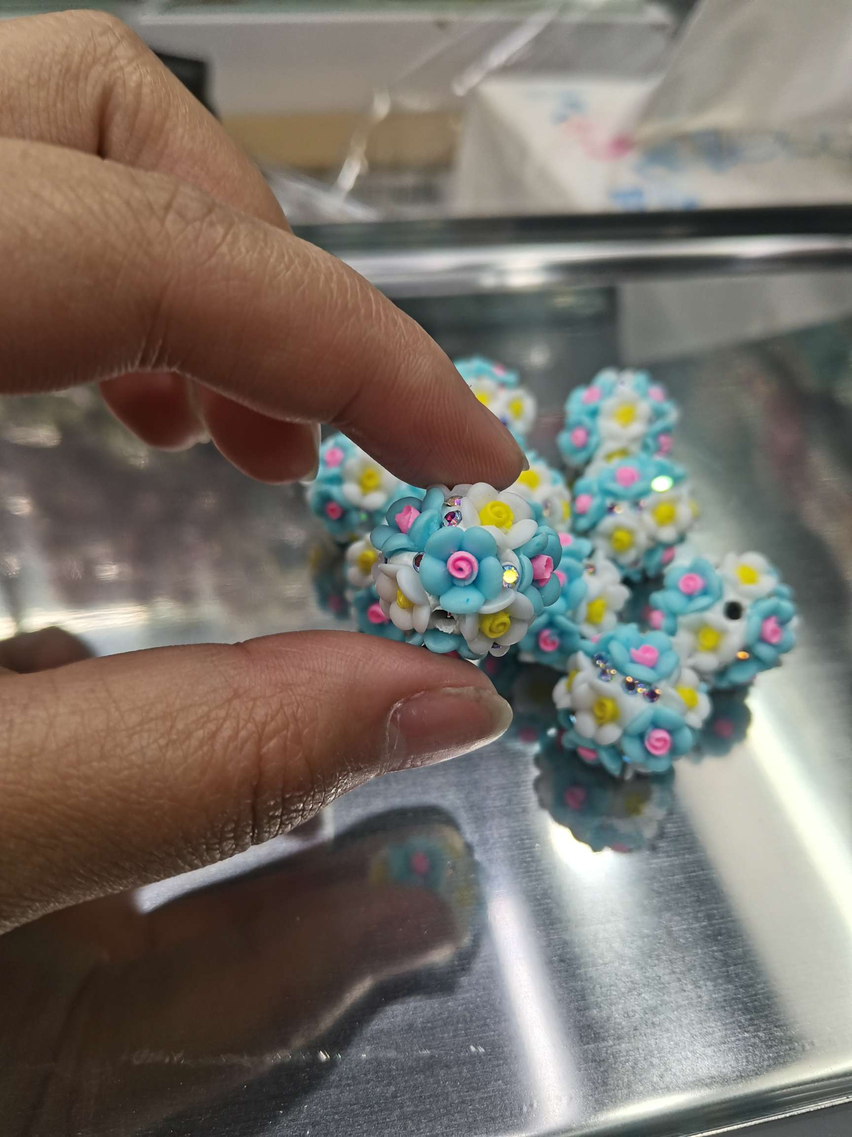 16N lake blue resin two-color camellia ball accessory details Picture