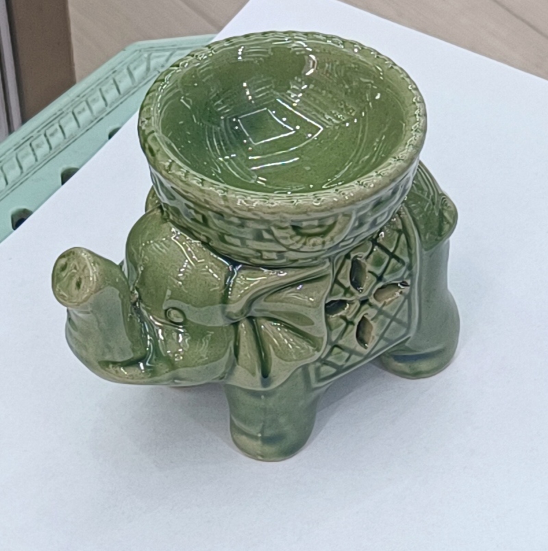 一件陶瓷工艺品军绿色大象香炉家居节日礼品香薰炉产品图