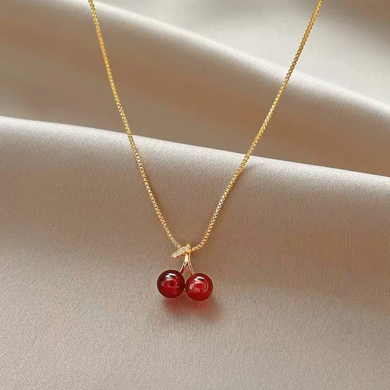 The non-porous red beads of 6 are used for the cherry necklace for women. The 925 silver light luxury niche collarbone chain 2024 new style is simple and elegant with a sense of high-end neckchain beads detail image 3