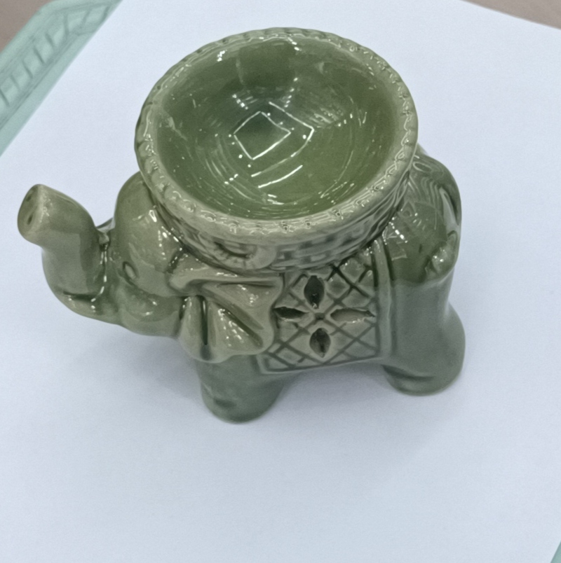 一件陶瓷工艺品军绿色大象香炉家居节日礼品香薰炉白底实物图