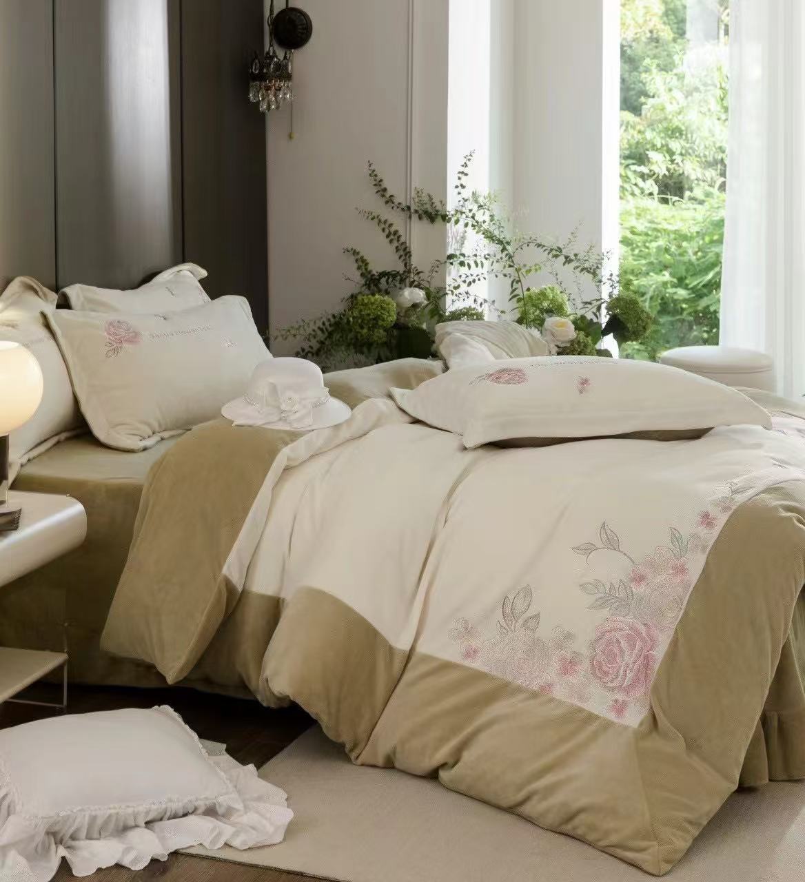 A new thickened double-sided milk velvet winter rose embroidery four-piece set details Picture