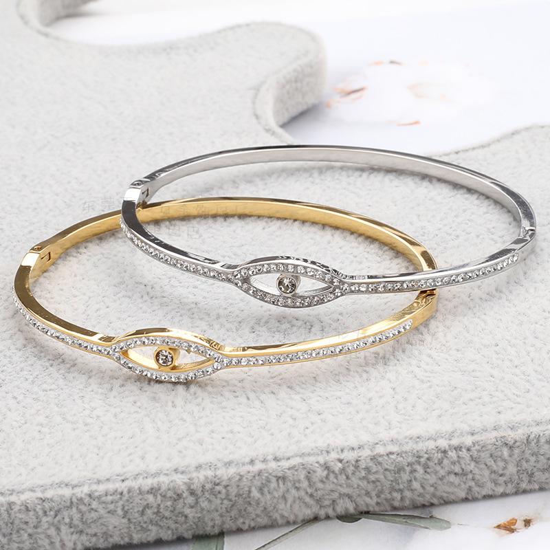 Summer European and American Devil's Eye Titanium Steel Bracelet Women's Diamond Opening Bracelet Simple Stainless Steel Jewelry Wholesale Bracelet Application Scenario