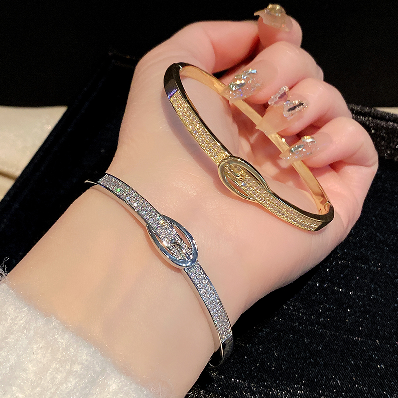 Korean-style copper micro-inlaid zircon bracelet, a high-end and exquisite women's bracelet, a fashionable and elegant wristband and accessory Application Scenario