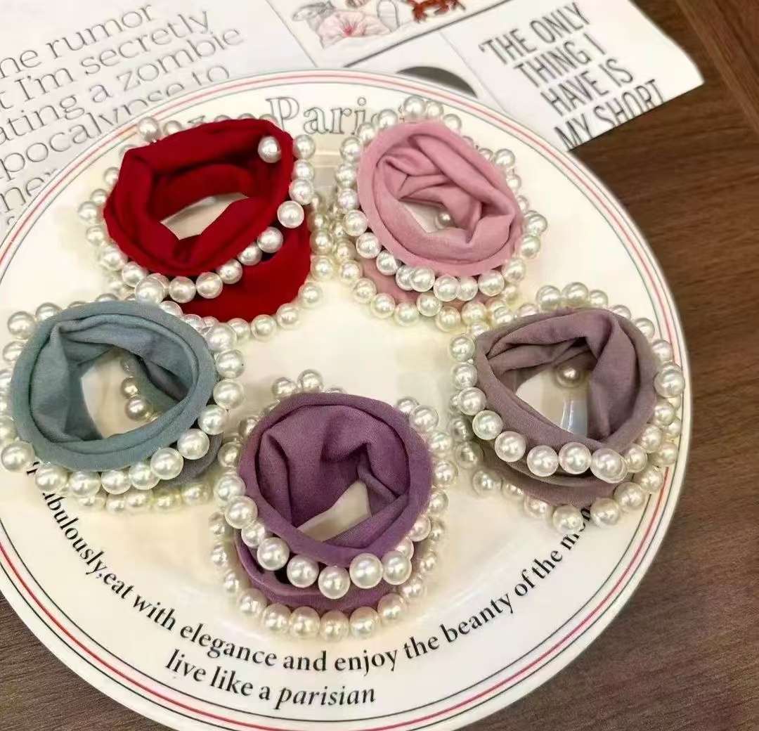 The new autumn and winter large intestine circle, hair band and hair tie accessories are simple and fashionable. The hair accessories are sweet and elegant, long-lasting and elastic without damaging the hair Specification image