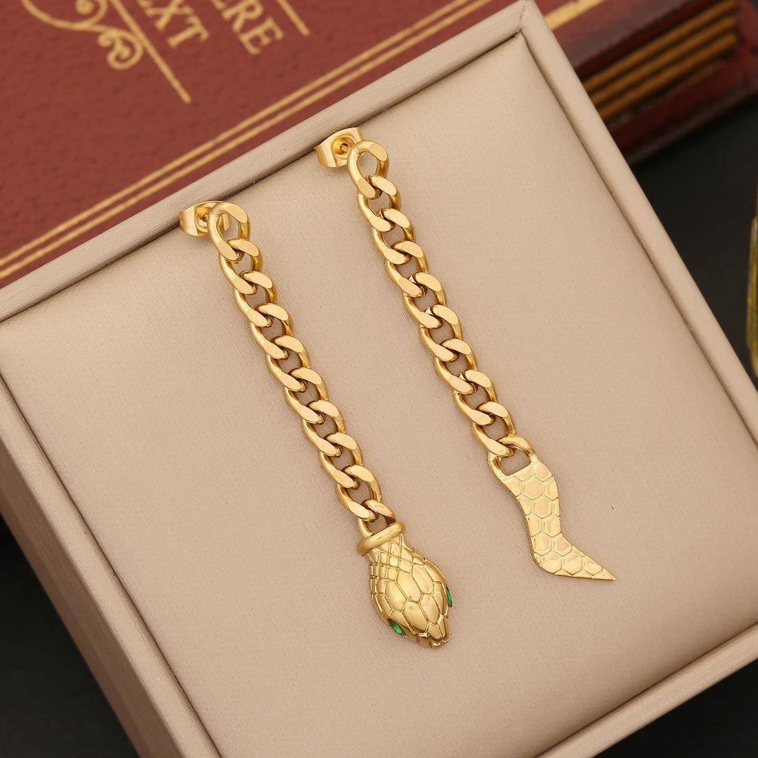 Cross-Border New Arrival Ornament Snake Necklace Personality Stainless Steel Jewelry Set Ins Temperament Trendy Necklace N1175 Application Scenario
