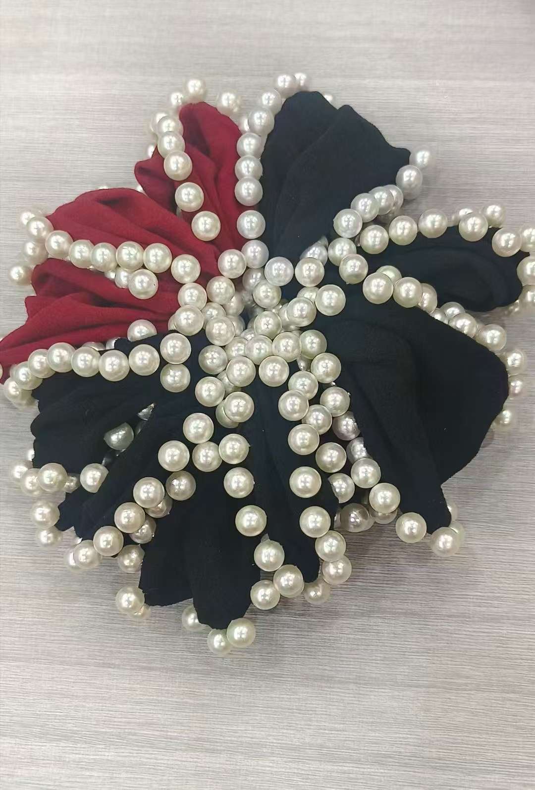 The new autumn and winter large intestine circle, hair band and hair tie accessories are simple and fashionable. The hair accessories are sweet and elegant, long-lasting and elastic without damaging the hair details Picture