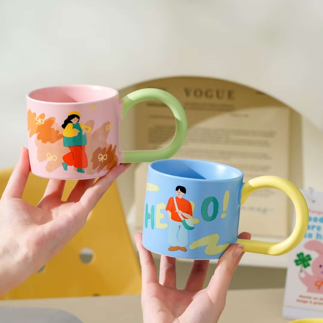 New couple mugs, fashionable and creative, supporting each other through thick and thin, wide-handled ceramic cups, home essentials, girlish water cups, mugs, office and home coffee cups, milk cups, breakfast cups, high appearance level, handicrafts and ornaments, 350ml Application Scenario