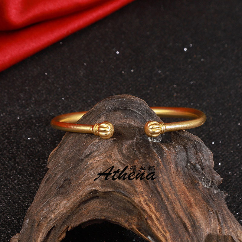 The pumpkin opening ancient method inheritance bracelet is elegant and noble, with a ethnic style. It is a gold bracelet from Nansha, Vietnam, a lucky blessing accessory, and a pair of beads bracelet Application Scenario