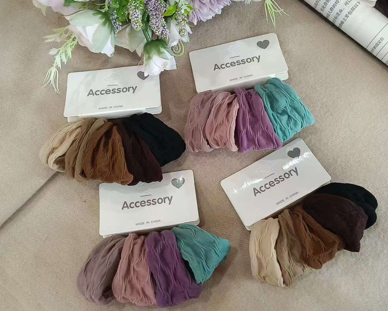 The new autumn and winter large intestine circle, hair band and hair tie accessories are simple and fashionable. The hair accessories are sweet and elegant, long-lasting and elastic without damaging the hair Item Picture