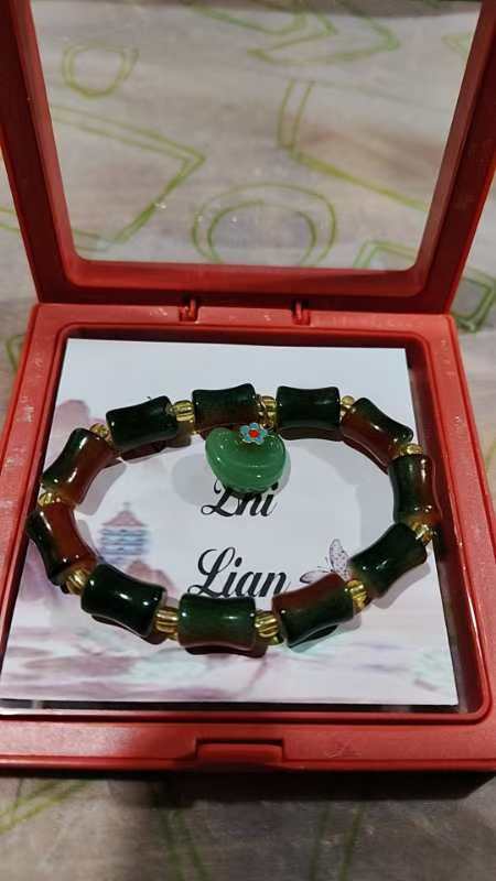 The crystal bracelet accessory features a unique design. The crystal bracelet is dazzling and elegant