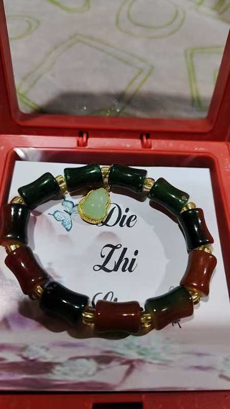 The crystal bracelet accessory features a unique design. The crystal bracelet is dazzling and elegant Specification image