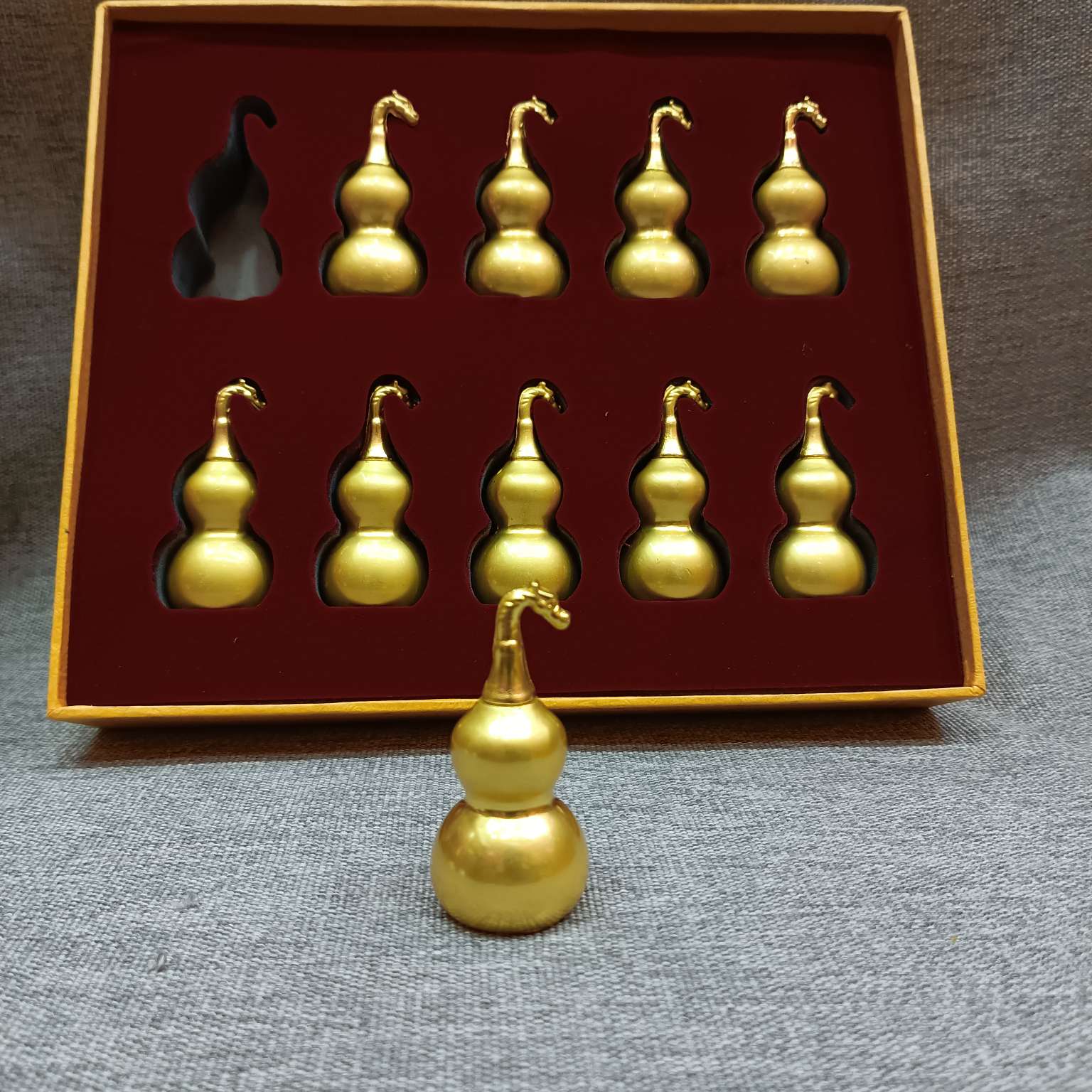 Zhonggong Craft Gourd Ornament Gift Box, a gift for good fortune, happiness and health, a three-dimensional carved dragon head gourd, a shiny gourd, a travel souvenir, a birthday gift, 2025 new style gifts, home decorations, bedside ornaments, golden gourds detail image 4