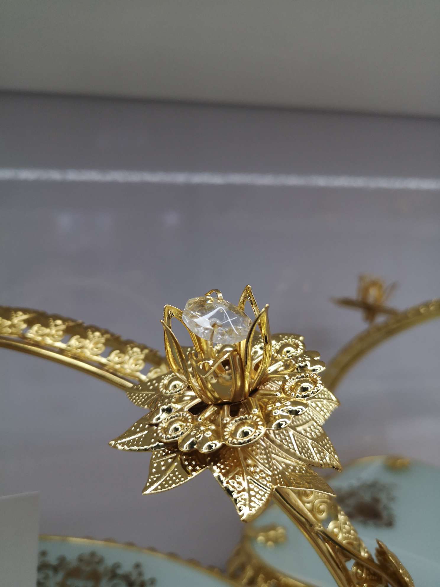 European-style retro fruit plate, high-end hotel decoration, golden glass plate, hand-held fruit basket, creative cake plate, decorative items, handicrafts detail image 3