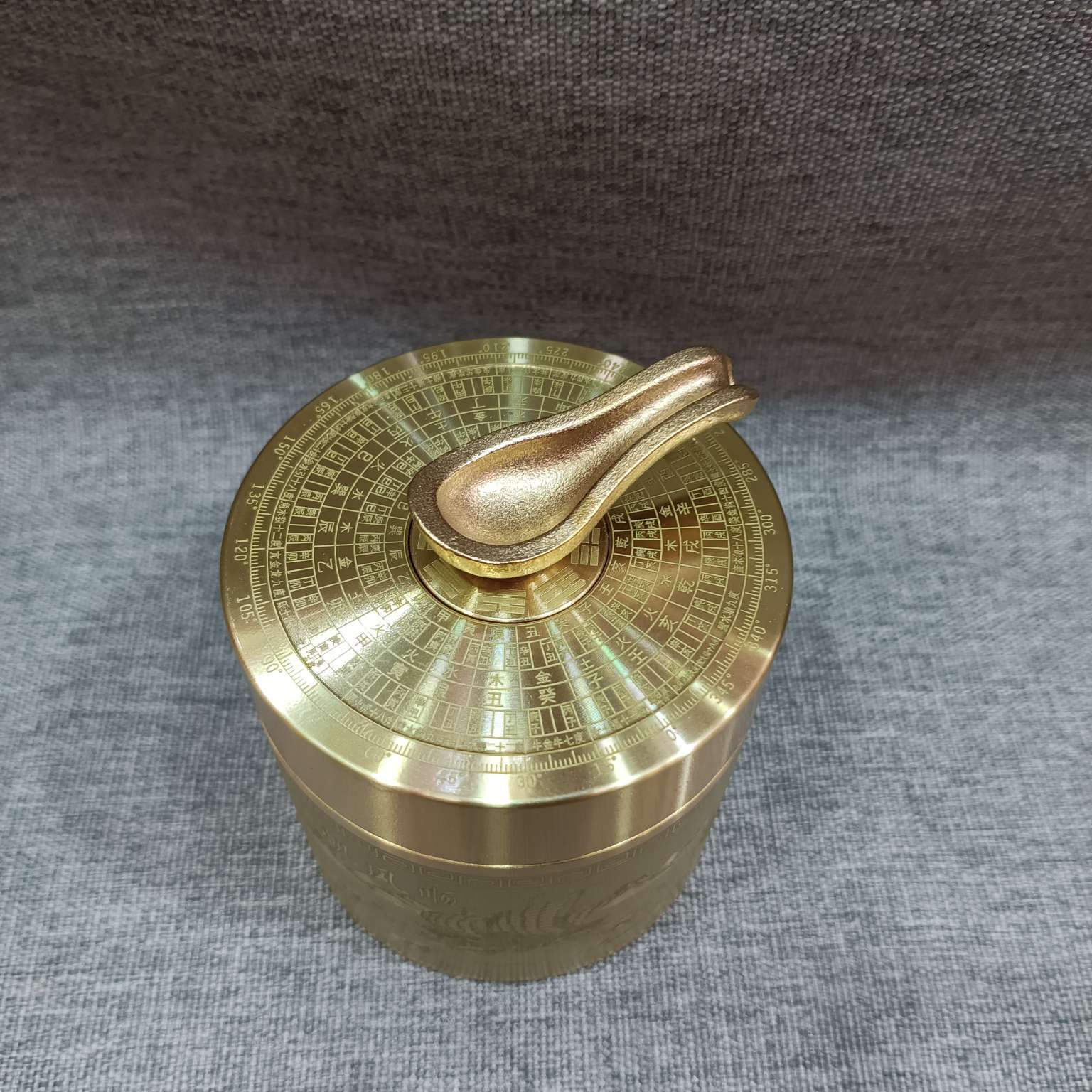 Zhonggong Handicrafts Car ashtray with lid, multi-purpose ashtray, copper compass, Home Decoration, mascot, Fine Gift, Souvenir, excellent for elders, living room decoration, car accessories, Smooth Sailing car ashtray detail image 3