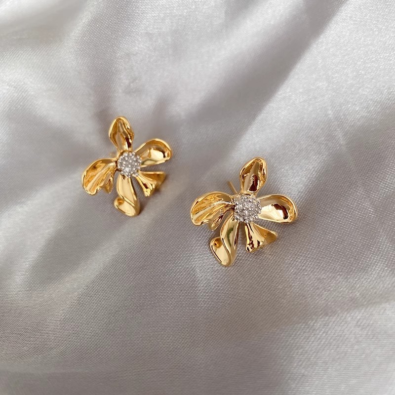 Xuhui brand exquisite and light luxury copper plated with real gold and zircon inlaid, cold style 925 silver needle flower stud earrings Item Picture