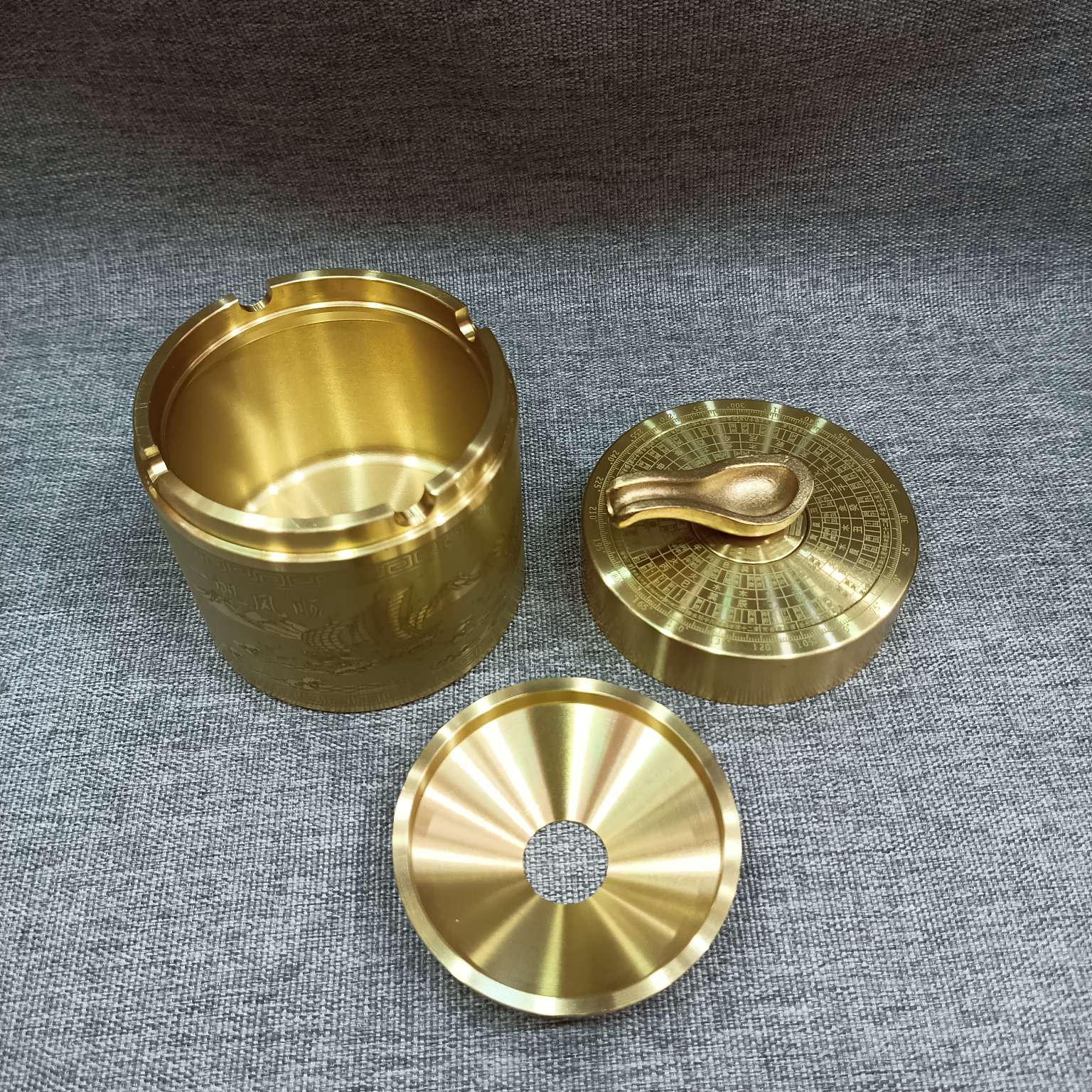 Zhonggong Handicrafts Car ashtray with lid, multi-purpose ashtray, copper compass, Home Decoration, mascot, Fine Gift, Souvenir, excellent for elders, living room decoration, car accessories, Smooth Sailing car ashtray detail image 7