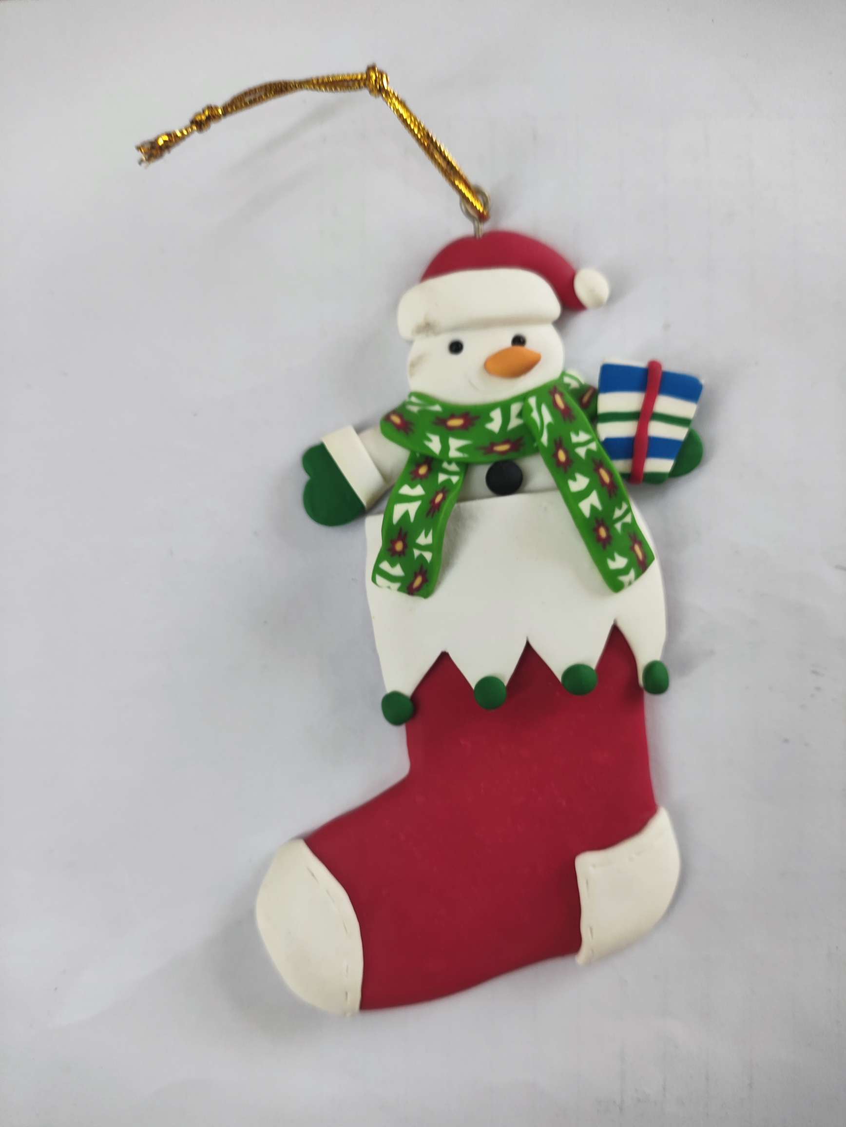 圣诞挂件戴围巾的圣诞老人拿礼物包