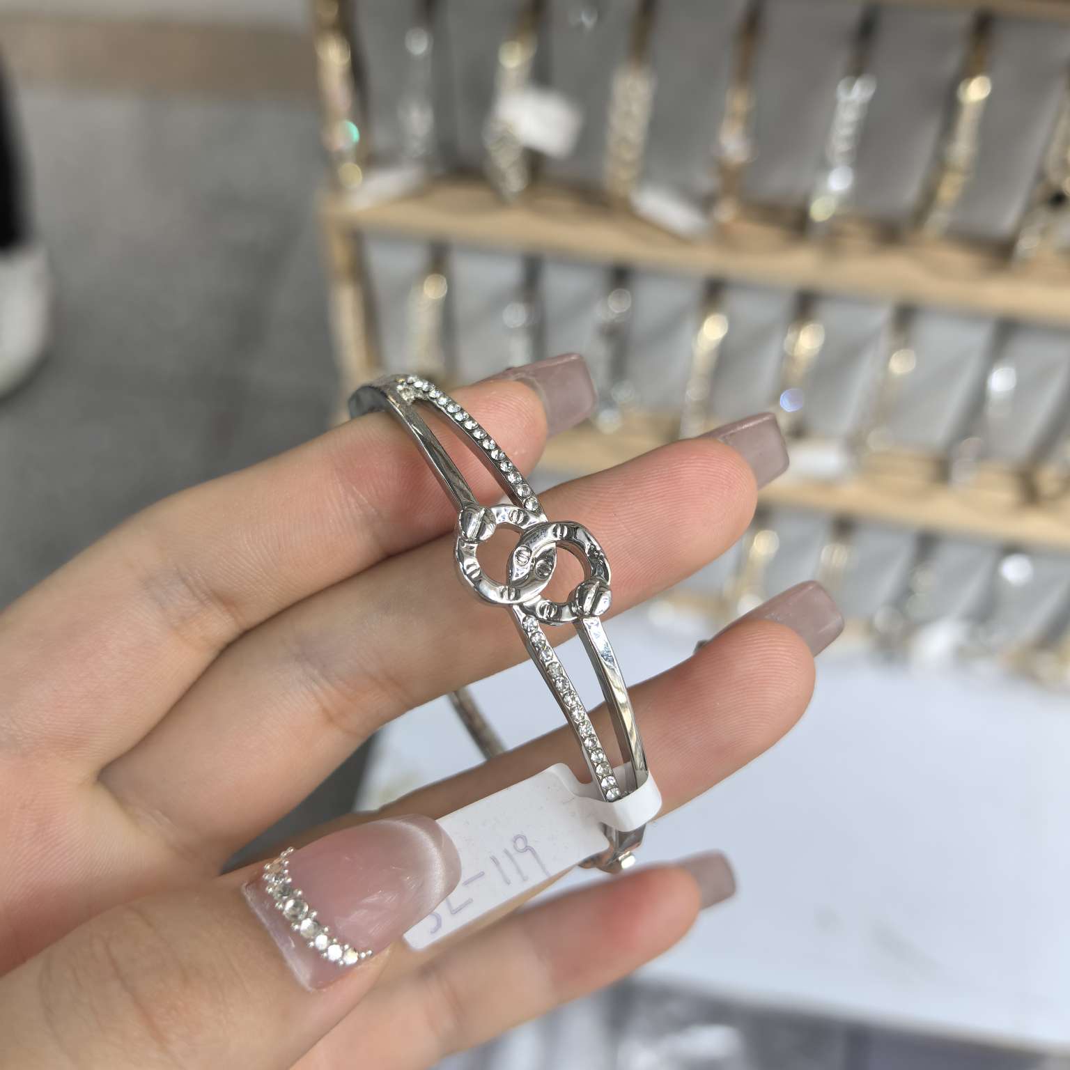 Alloy circle bracelet, high-end jewelry, exquisite bracelet, gift, elegant and noble for ladies Application Scenario