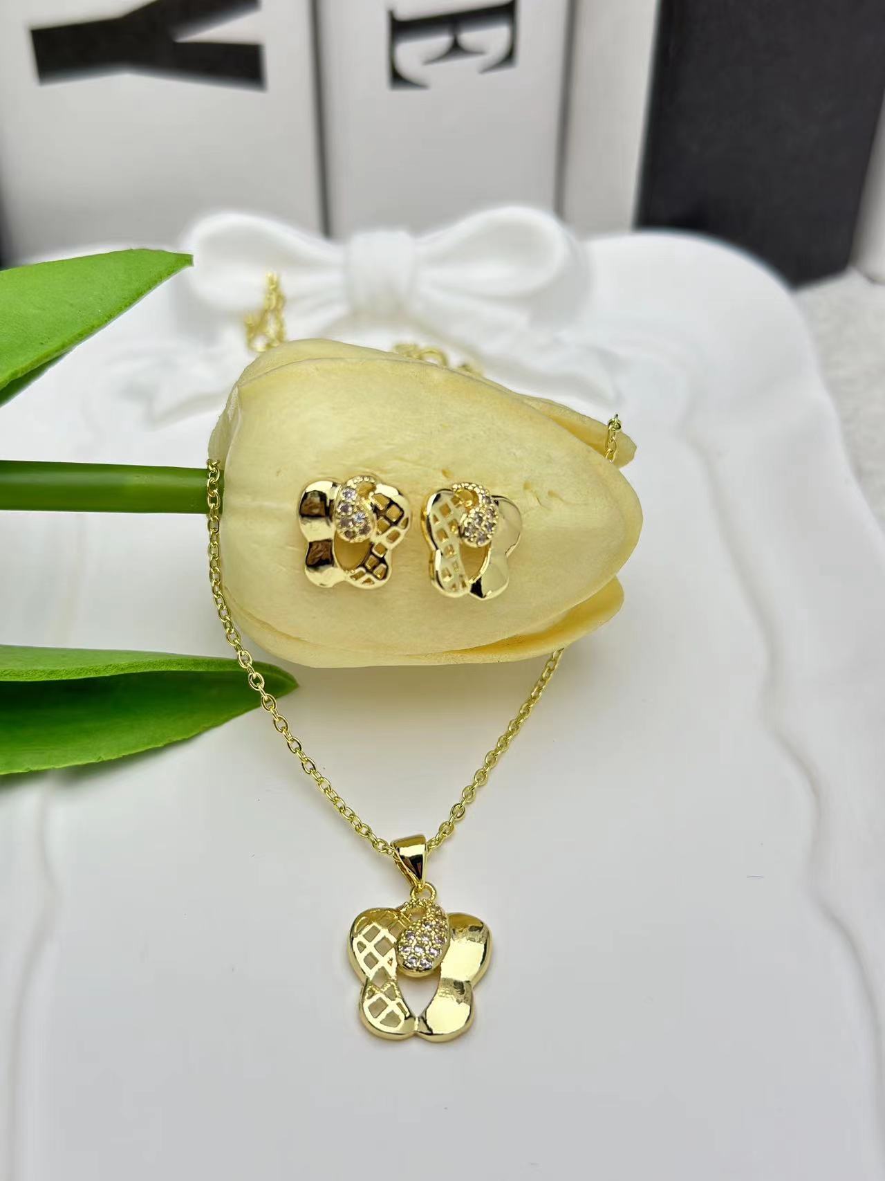 猫眼石耳环耳饰 高档饰品耳夹 独特设计 时尚潮流 美丽耀眼 适合各种场合佩戴耳饰细节图