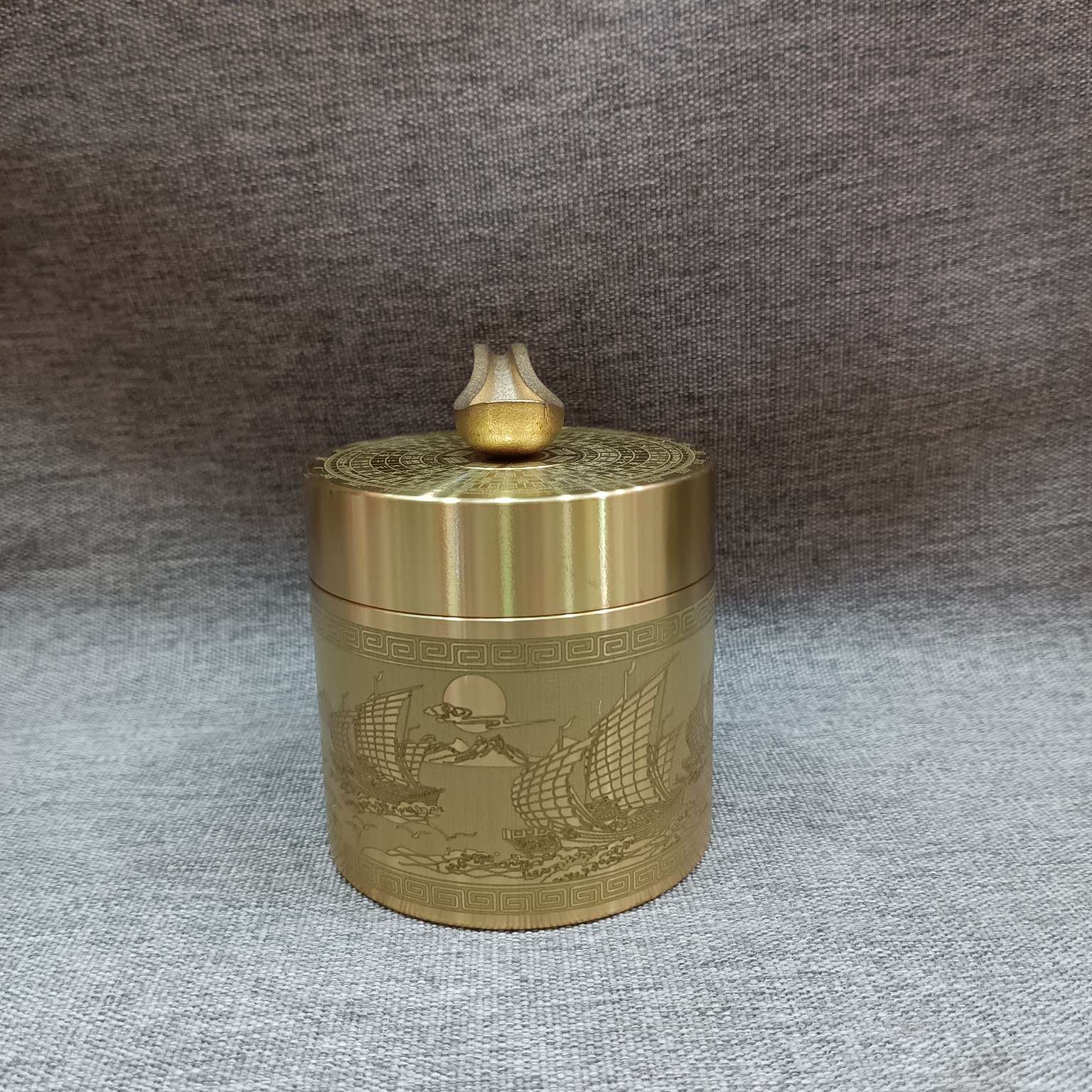 Zhonggong Handicrafts Car ashtray with lid, multi-purpose ashtray, copper compass, Home Decoration, mascot, Fine Gift, Souvenir, excellent for elders, living room decoration, car accessories, Smooth Sailing car ashtray detail image 4