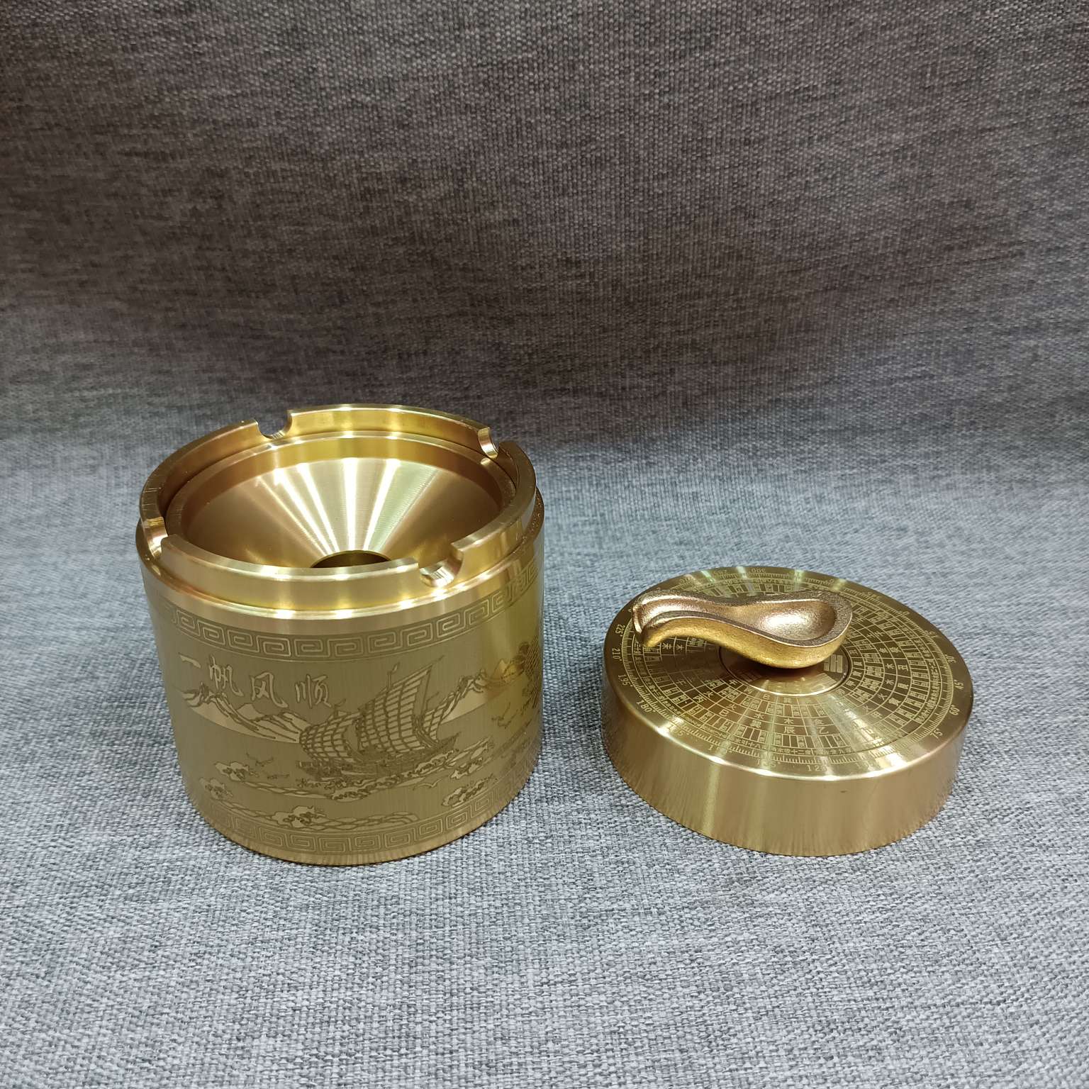 Zhonggong Handicrafts Car ashtray with lid, multi-purpose ashtray, copper compass, Home Decoration, mascot, Fine Gift, Souvenir, excellent for elders, living room decoration, car accessories, Smooth Sailing car ashtray detail image 6