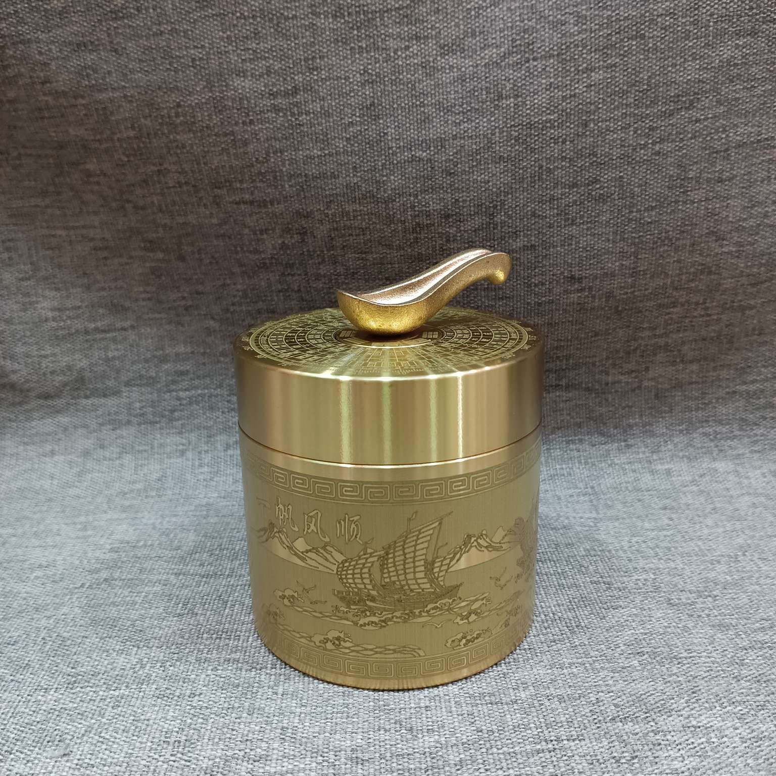 Zhonggong Handicrafts Car ashtray with lid, multi-purpose ashtray, copper compass, Home Decoration, mascot, Fine Gift, Souvenir, excellent for elders, living room decoration, car accessories, Smooth Sailing car ashtray detail image 2