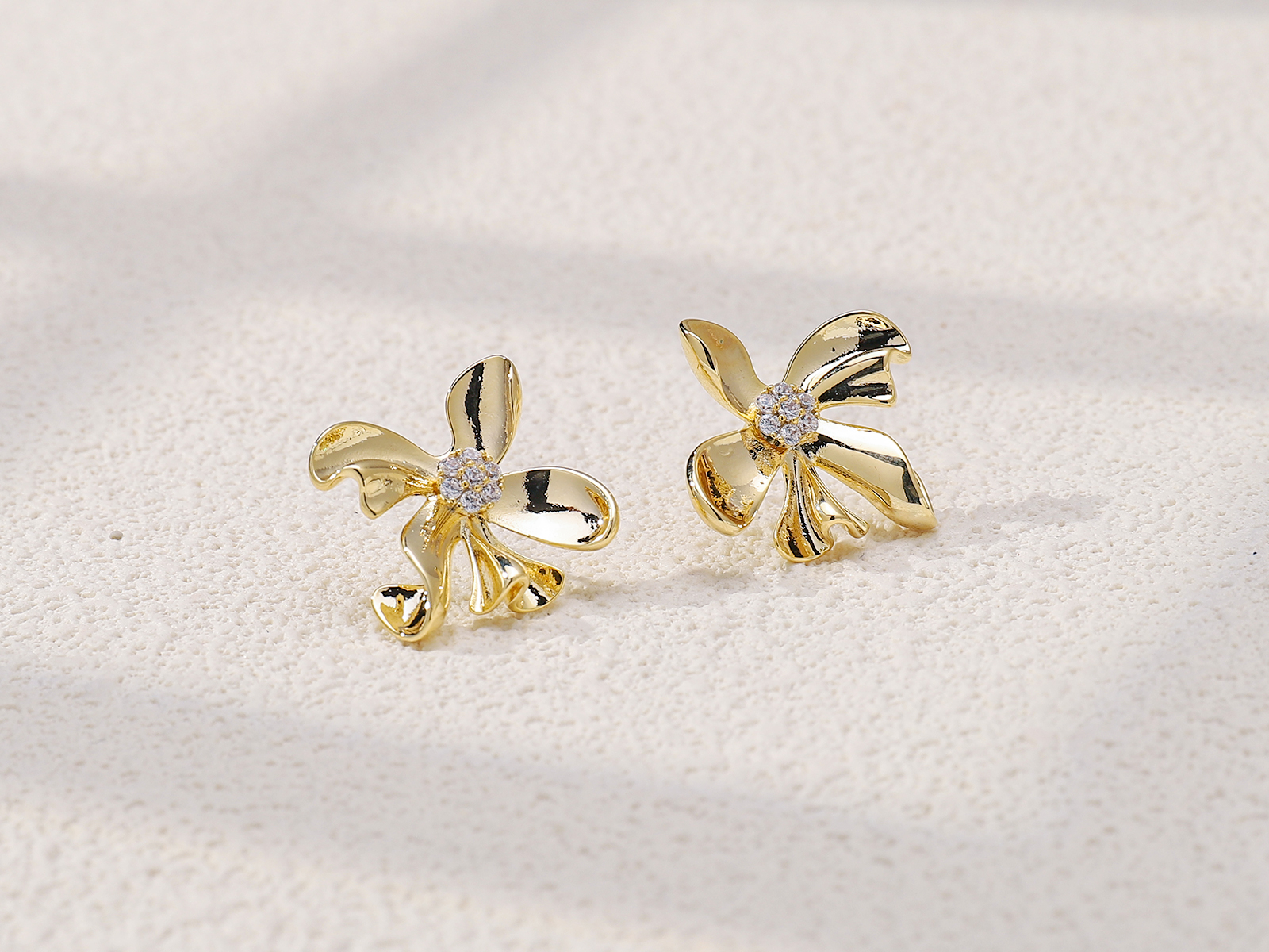 Xuhui brand exquisite and light luxury copper plated with real gold and zircon inlaid, cold style 925 silver needle flower stud earrings details Picture