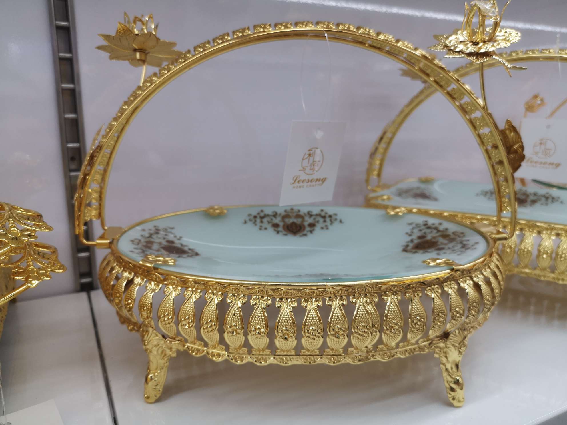 European-style retro fruit plate, high-end hotel decoration, golden glass plate, hand-held fruit basket, creative cake plate, decorative items, handicrafts